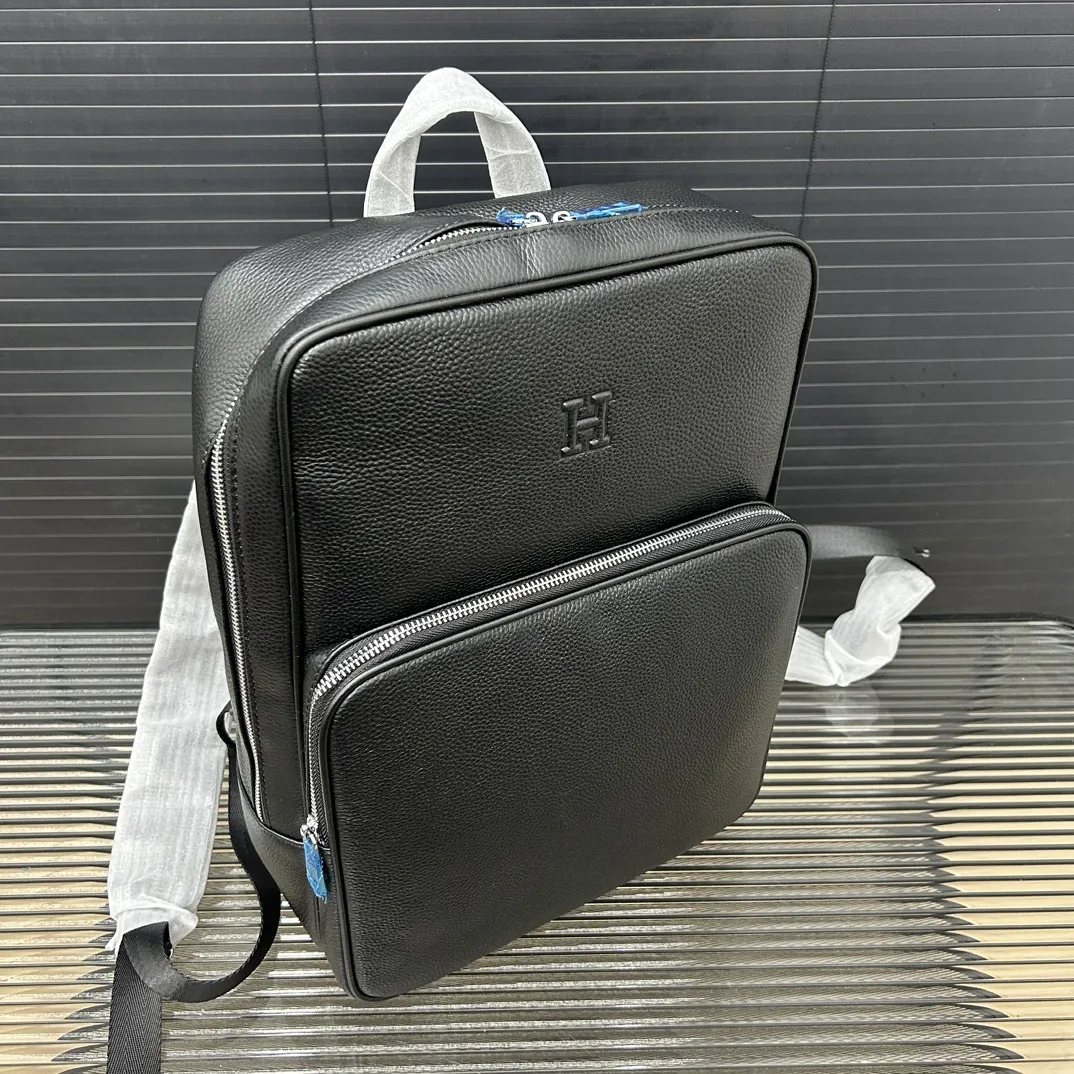P190 Herm&egrave;s 爱马仕 牛皮多功能双肩包 背包牛皮男包 电脑包 采用精湛镶嵌细工 经典百搭 实物拍摄 原厂原版面料 配送防尘袋 28 x 38cm。