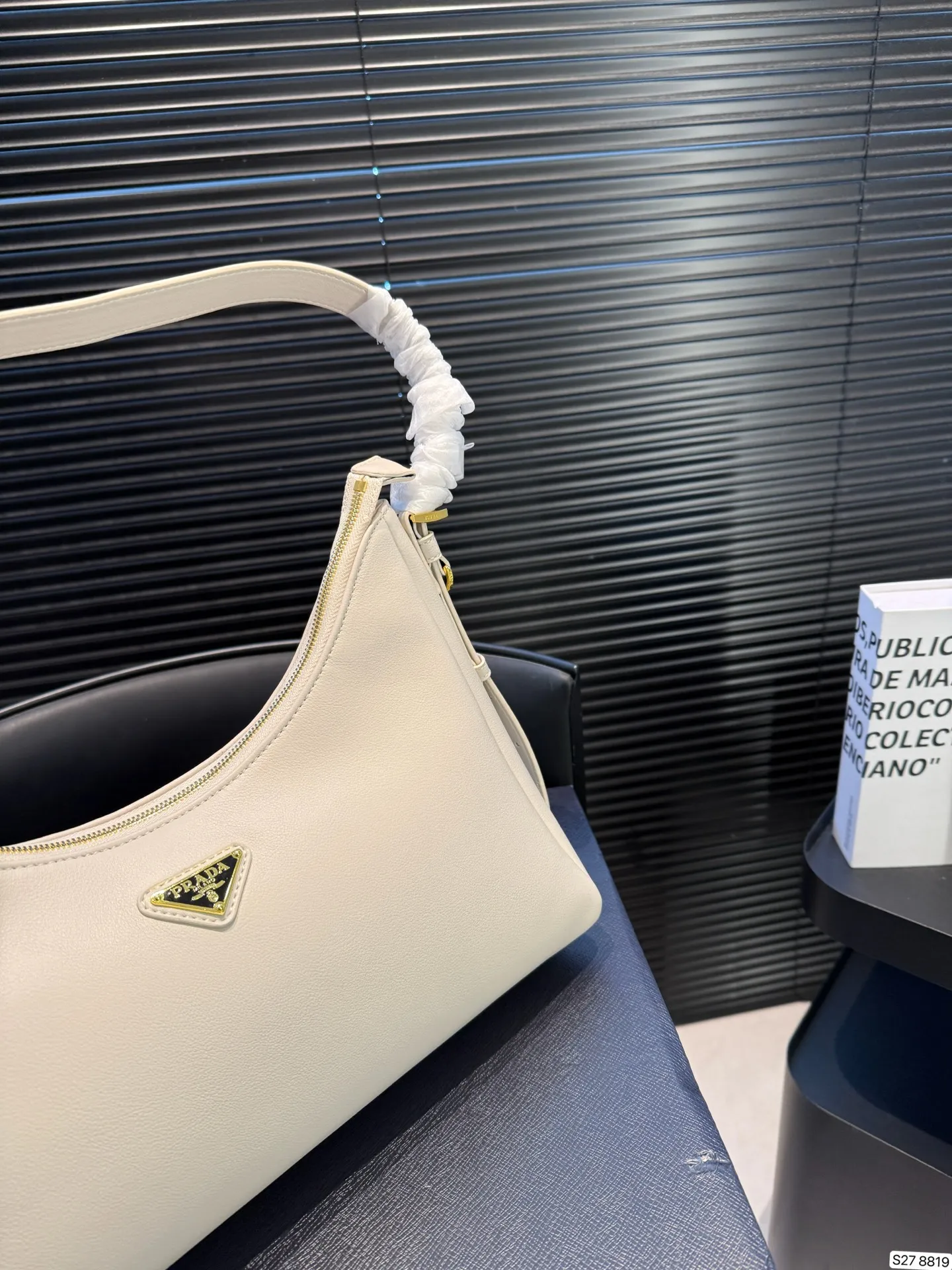 P185 配折叠盒 普拉达腋下新包|Prada上架2024秋冬新款Aimee手袋2024 秋冬Prada广告片中出场的这款手袋作品被命名为「Aim&eacute;e」 在法语中有「被爱、受宠」之意。 洗练hobo 廓形上点缀品牌标志性珐琅三角形金属徽标，搭配大衣狠狠爱了 尺寸：37 19 货号8819