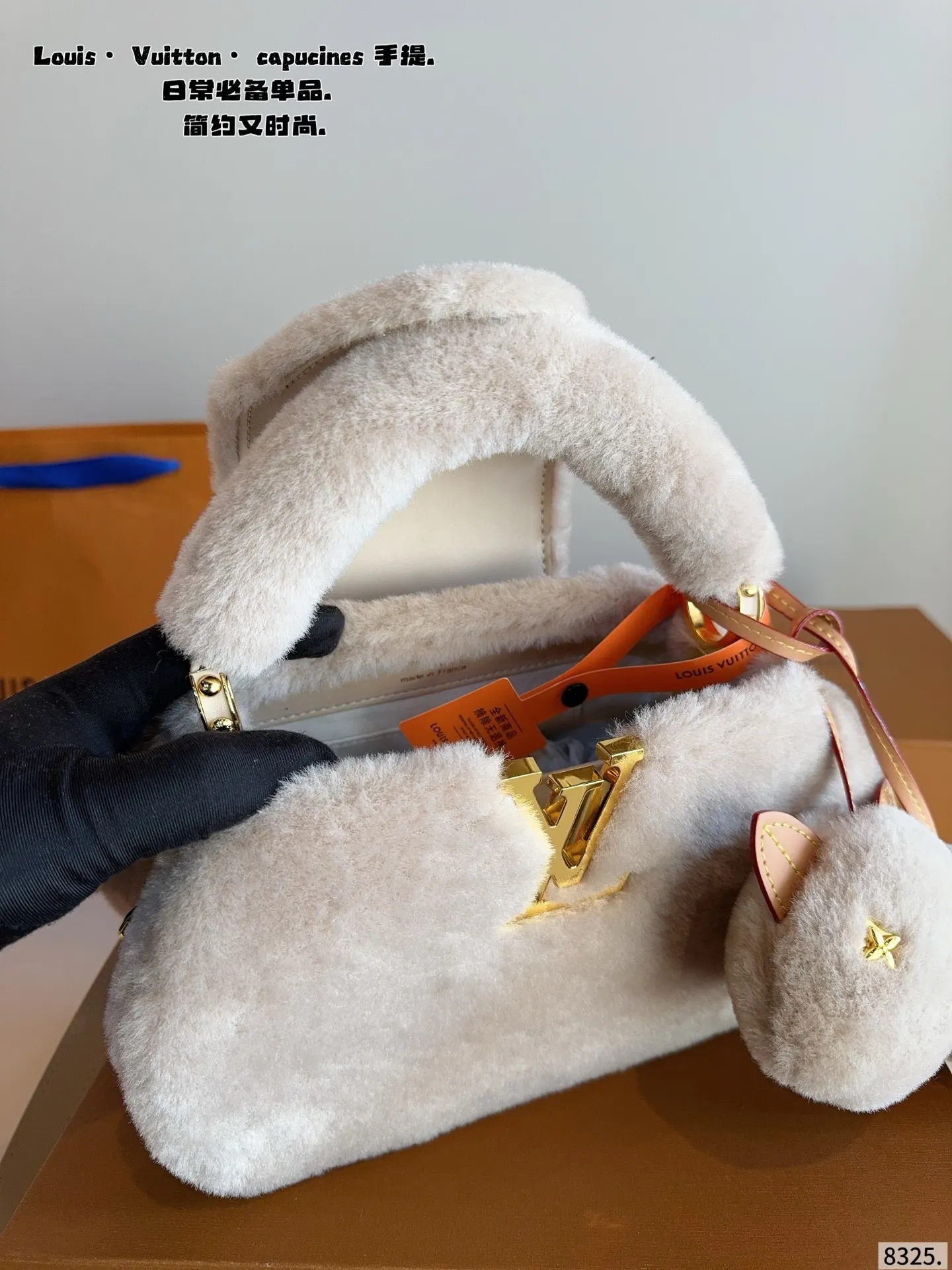 p180配礼盒🎁. LV Capucines bb 手提包 今年最多明星街拍的LV包包你能想到哪些款式呢?恐怕大多女性都会把目光锁定到柔软的荔枝纹Taurillon系列吧,因为全都是高端之选,无论是休闲商务都是最有品味的,Capucines bb 设计很有亮点,几乎是人见人爱的,在明星街拍中也最常见到,范冰冰、高圆圆等明星都是它的忠粉呢,尺寸小巧的迷你包,比起大号要显得甜美许多,尺寸:20*7*13cm