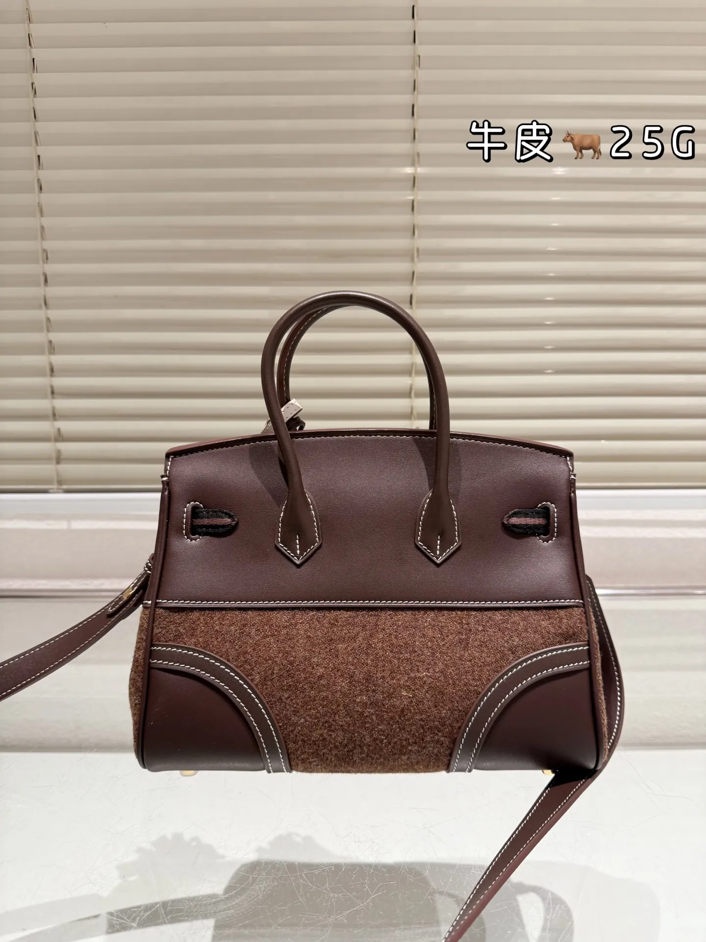 顶级原单 头层牛皮 P325 P310 Hermes 爱马仕|Birkin 30Goteam 头层Barenia Natural搭配羊毛毡 秋冬战包怎么少的了GoTeam Birkin 爱马仕Birkin30 GoTeam可以说是为数不多的秋冬特别款了吧 当别人还在讨论皮质的时候,GoTeam早就一改风格将毛毡/皮革和编织融为一体,多元的融合毫无违和感,反而缔造一种新式审美!不被拘束,自由随性! 简简单单一身行头,拎上Birkin30GoTeam,这不就是大家想要的穿搭显贵 配搭就不基础 不用刻意打扮 毕竟这种刻在DNA里的率性也是被铂金 给玩明白 嘿~宝贝!这个秋冬别再一成不变了,和这只帅气无比的Birkin30 GoTeam一起燃起来吧! 尺寸 30cm 25cm