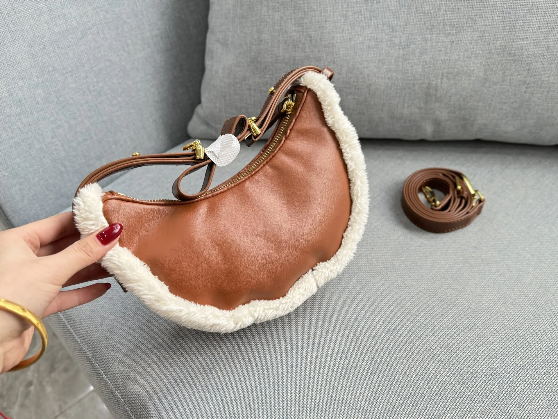 💰135 size：23&times;15 PRADA普拉达 羊羔毛 腋下包 单肩手提包 月牙包 半月包 冬天就要有冬天的包包呀❄️ 新品毛茸茸包，冬天的可可爱爱🟠 腋下包已成为主流时尚趋势啦！ 超级百搭好看时髦潮人一定要买它！ 不仅实用轻便又好看😍😍