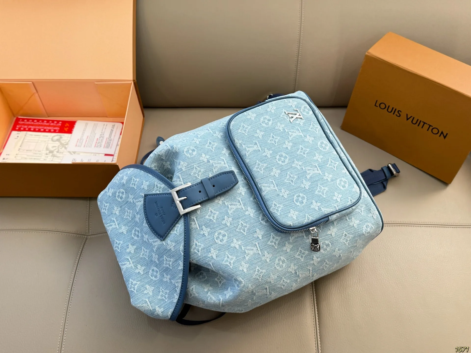 ¥190配盒 LV路易威登,Dior迪奥 Prada普拉达双肩包 满足日常所需,解放双手 款式百搭 有非常能装低调简单 包身不易变形,自重轻❗️ 尺寸28 36