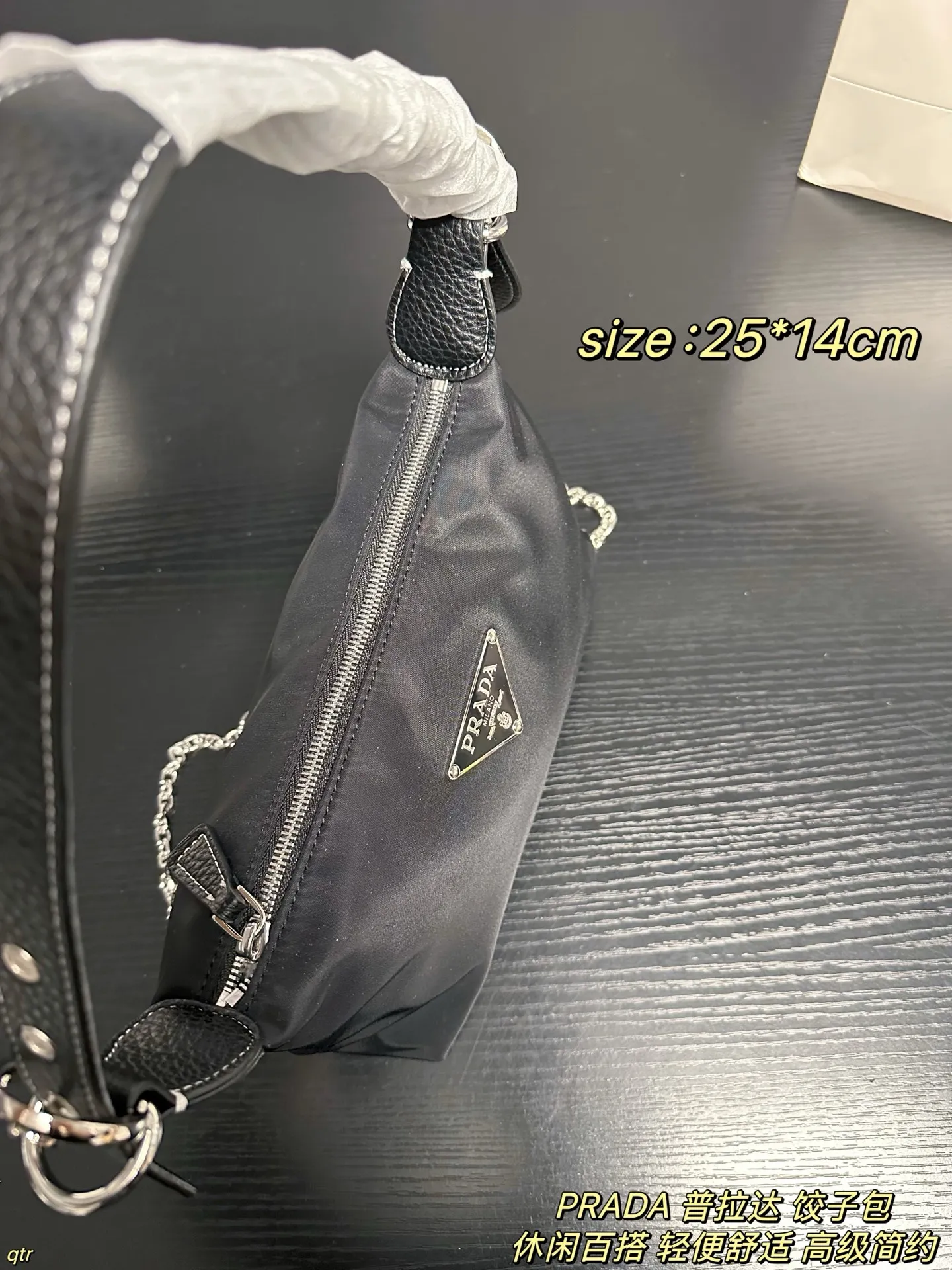 P95配盒 PRADA 普拉达 饺子包 不撞包又实用的小众 Prada尼龙饺子包,这颗造型非常可爱🤩像一个饺子🥟嘿嘿~简约又不失设计感 百搭实用款✨使用率也会很高 因为它好看又方便呀,贴心的设计边角还有皮革保护防磨损,容量也很大 出街通勤都没有问题滴~ 尺寸:25*14cm