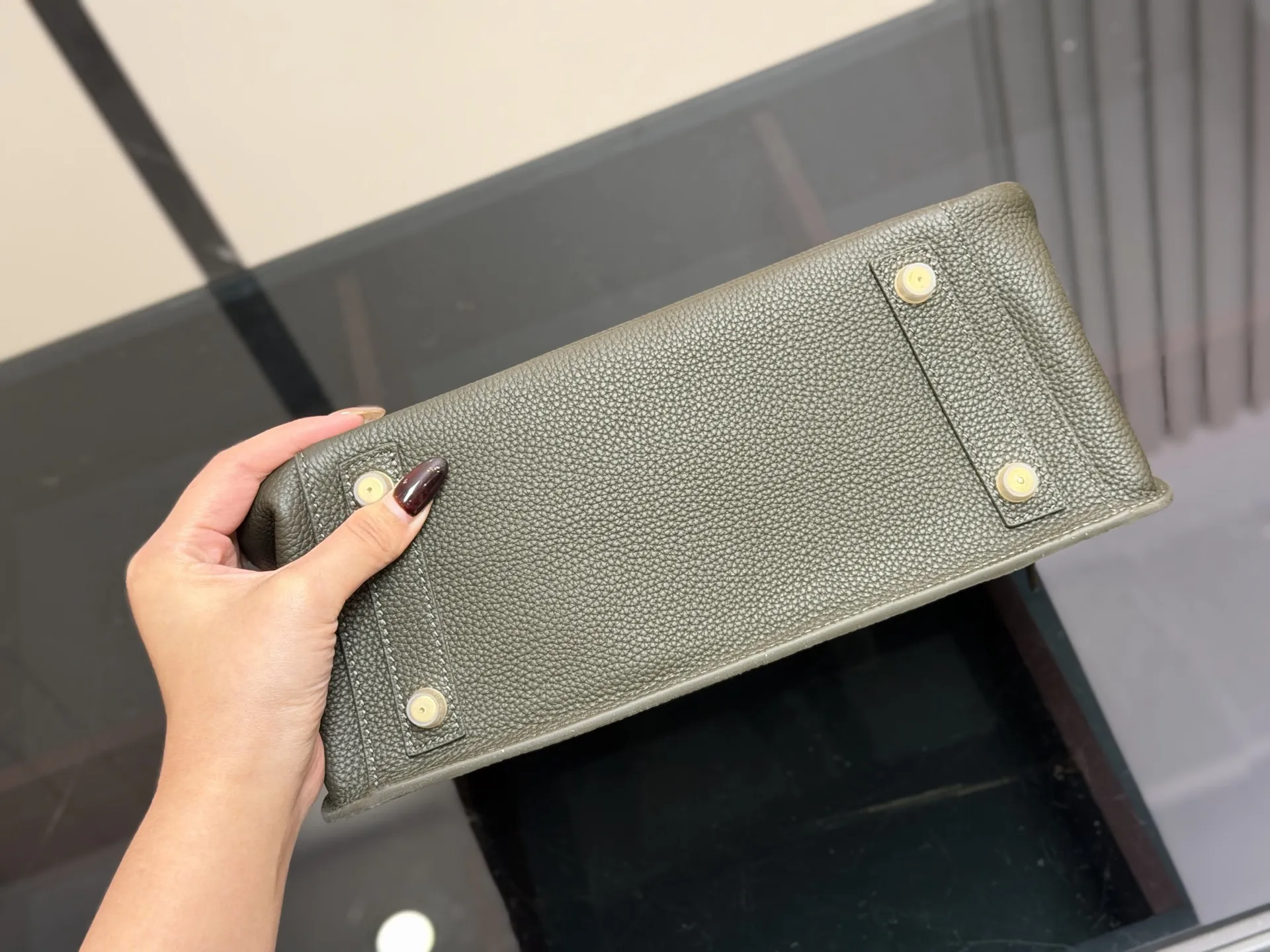 ¥340 爱马仕Birkin Désordre 30 这个包走秀的时候就相中了, 和双面KELLY异曲同工, 都是解构主义美学的创新。不过最大的 这个Birkin Désordre 30却可以男女同吃