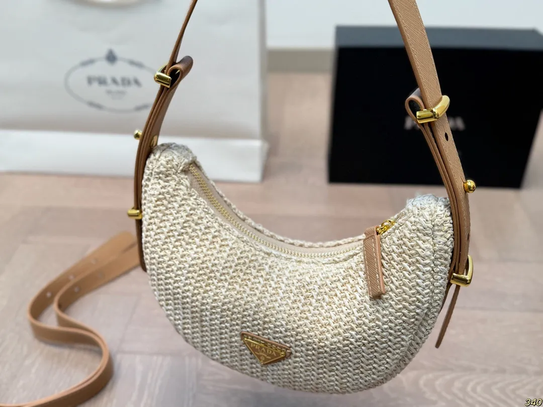 ¥130 搭配长短两条肩带 普拉达Prada绝美草编包 是背Prada阳光草编包的夏天啦 马上夏至了,来推荐这只Prada阳光草编包 编织和皮革,清爽也文艺,让你也可甜可美。设计也非常实用,夏天怎么能少了草编包呢 尺寸 21 10