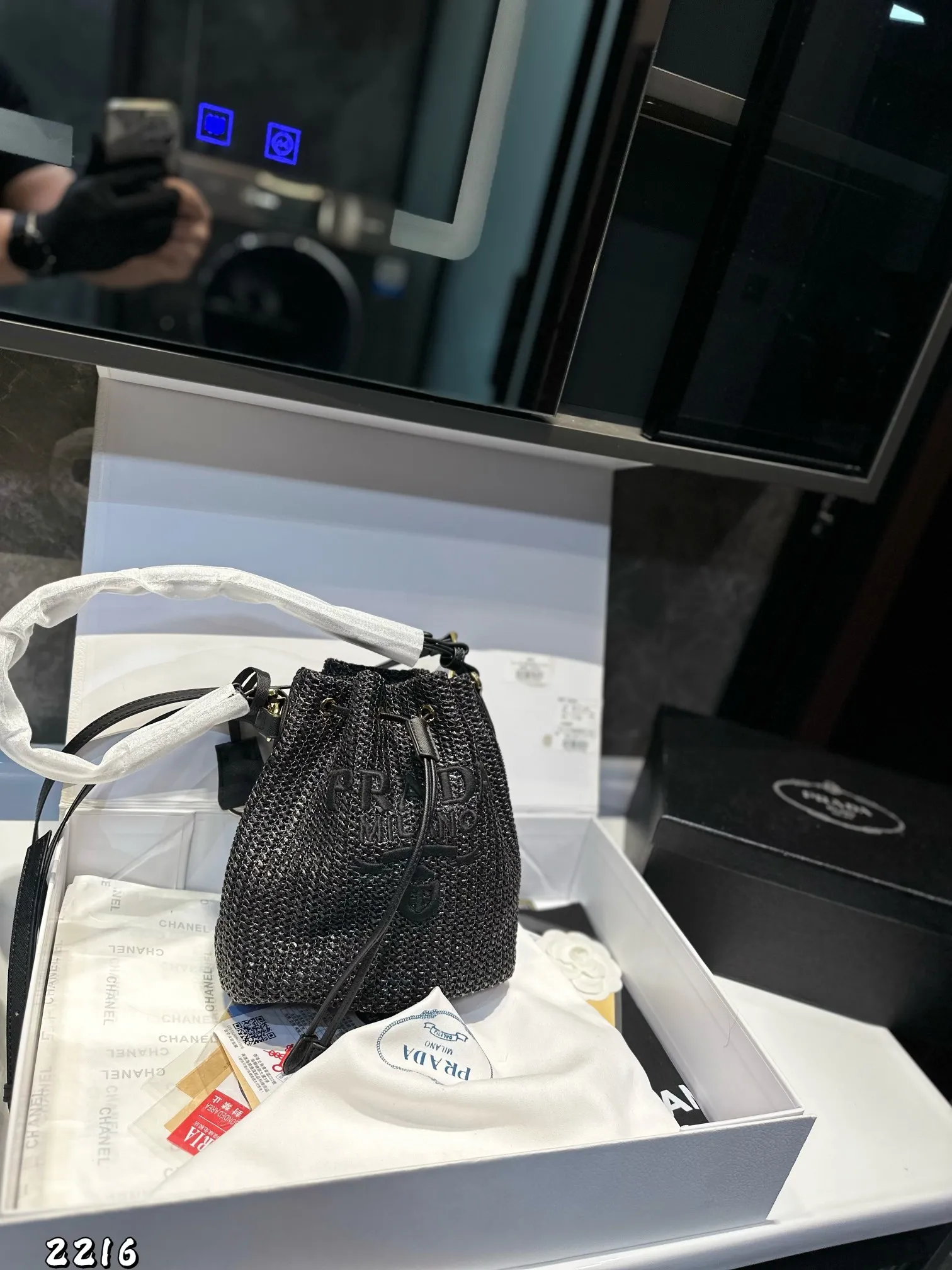 ❤️p130❤️ ✅新品推荐🔜Prada普拉达专柜同款编织水桶包~草编包👍高端货!可手提可肩背~各大明星追捧的爆款~棕榈叶和牛皮编织而成‼️采用最好的五金配件!经典logo!(size:19*21*12)