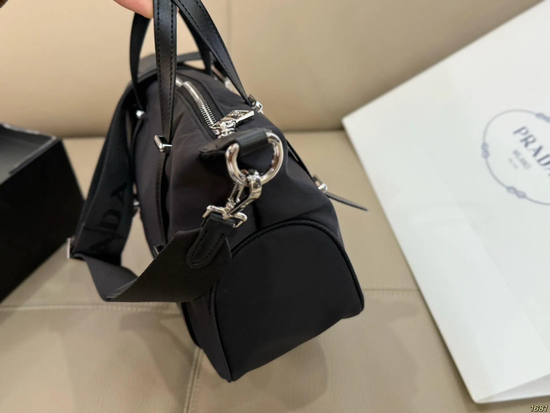 &yen;165 普拉达PRADA 尼龙包 背上身一整个阳光活力又年轻 可可爱爱又能装 气质小姐姐即视感 有种小香的感觉～ 轻便好背，充满高级感，狠狠爱了 尺寸： 25 19