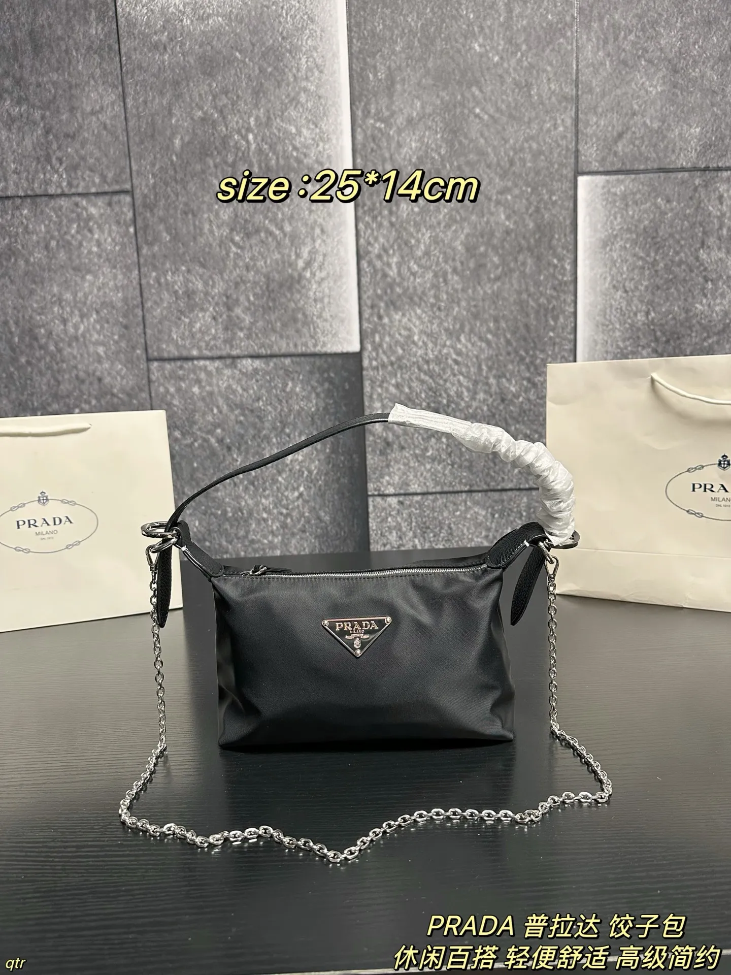 P95配盒 PRADA 普拉达 饺子包 不撞包又实用的小众 Prada尼龙饺子包，这颗造型非常可爱🤩像一个饺子🥟嘿嘿～简约又不失设计感 百搭实用款✨使用率也会很高 因为它好看又方便呀，贴心的设计边角还有皮革保护防磨损，容量也很大 出街通勤都没有问题滴～ 尺寸：25*14cm