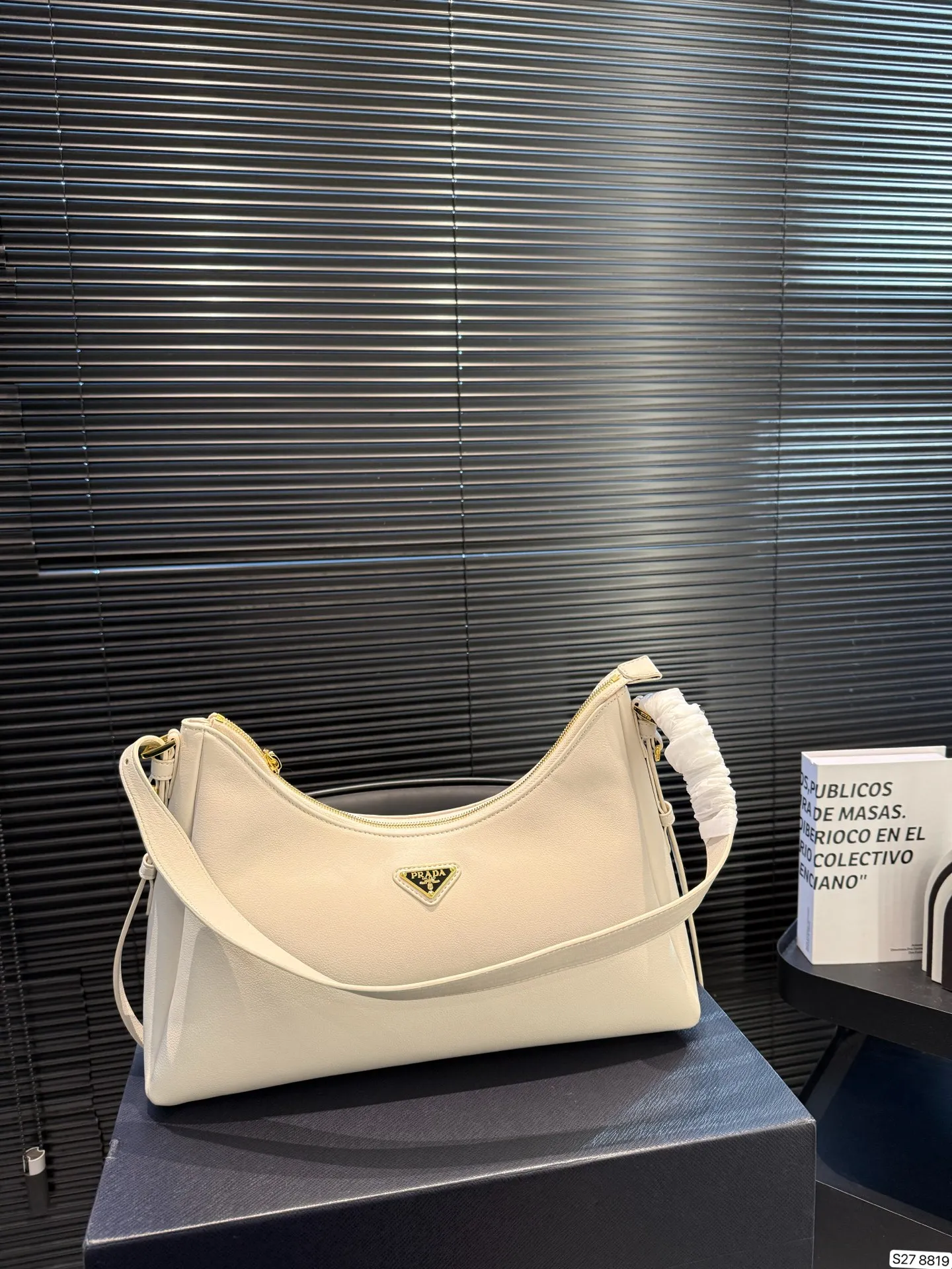 P185 配折叠盒 普拉达腋下新包|Prada上架2024秋冬新款Aimee手袋2024 秋冬Prada广告片中出场的这款手袋作品被命名为「Aim&eacute;e」 在法语中有「被爱、受宠」之意。 洗练hobo 廓形上点缀品牌标志性珐琅三角形金属徽标，搭配大衣狠狠爱了 尺寸：37 19 货号8819