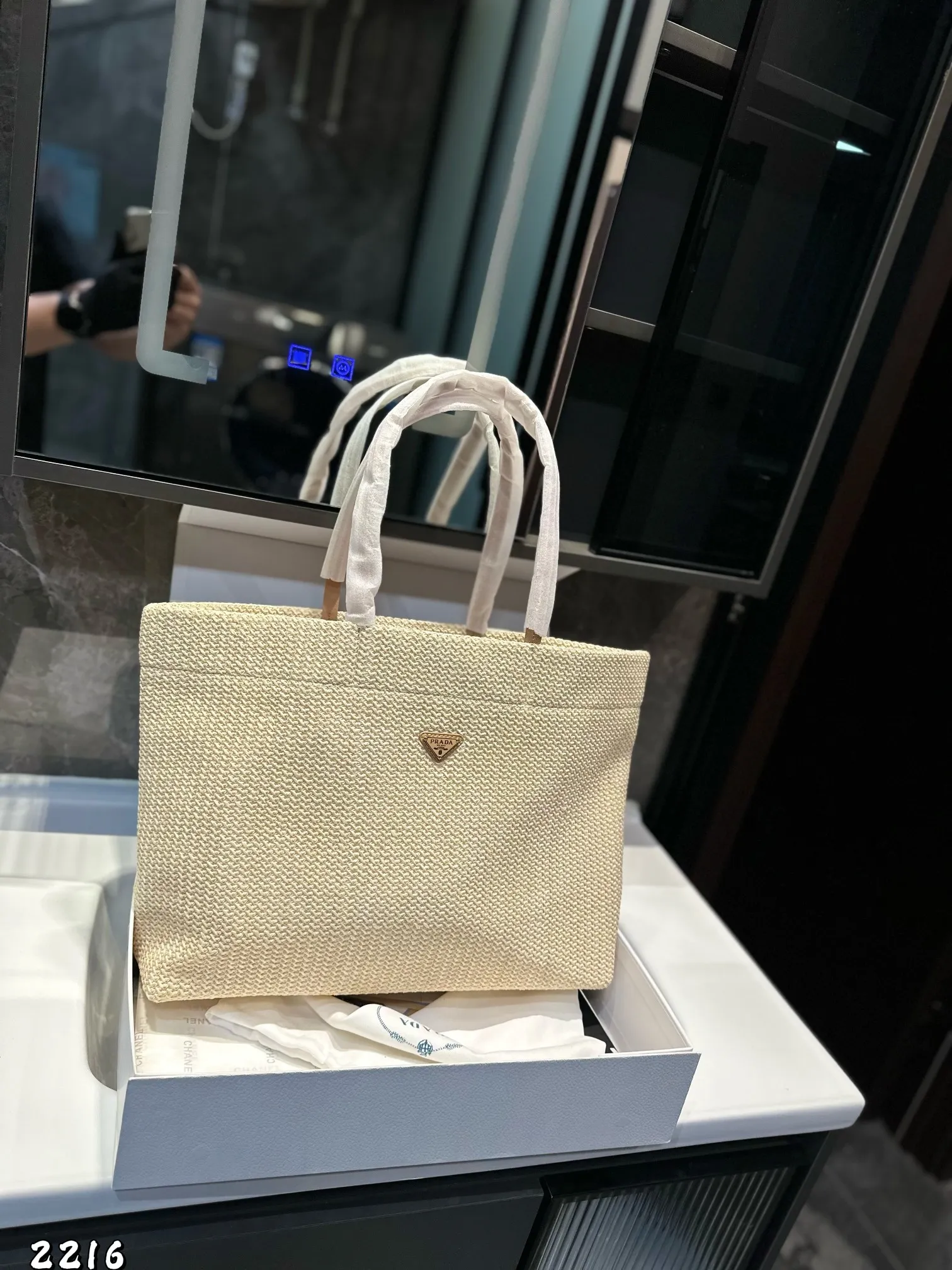 ❤️p135❤️ ✅新品推荐🔜高端货🔥Prada普拉达新款购物袋～托特包👍高端货！超大容量！各大明星追捧的爆款～棕榈叶和牛皮编织而成‼️采用最好的五金配件！经典logo！（size：39*29*16 上口49）