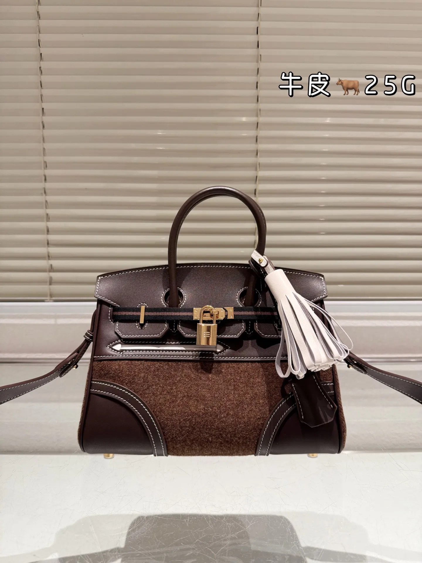 顶级原单 头层牛皮 P325 P310 Hermes 爱马仕｜Birkin 30Goteam 头层Barenia Natural搭配羊毛毡 秋冬战包怎么少的了GoTeam Birkin 爱马仕Birkin30 GoTeam可以说是为数不多的秋冬特别款了吧 当别人还在讨论皮质的时候，GoTeam早就一改风格将毛毡／皮革和编织融为一体，多元的融合毫无违和感，反而缔造一种新式审美！不被拘束，自由随性！ 简简单单一身行头，拎上Birkin30GoTeam，这不就是大家想要的穿搭显贵 配搭就不基础 不用刻意打扮 毕竟这种刻在DNA里的率性也是被铂金 给玩明白 嘿～宝贝！这个秋冬别再一成不变了，和这只帅气无比的Birkin30 GoTeam一起燃起来吧！ 尺寸 30cm 25cm