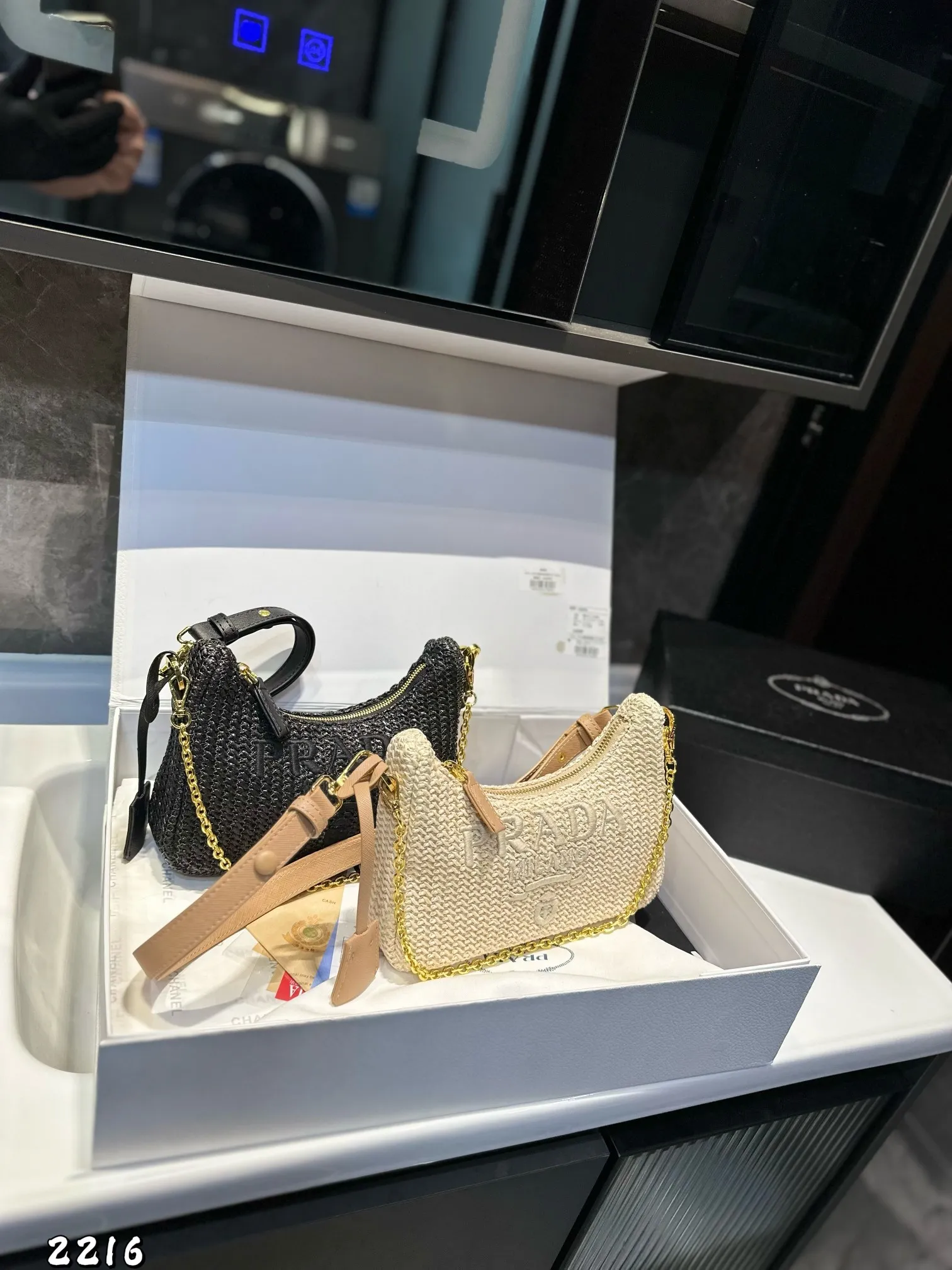 ❤️p125❤️ ✅新品推荐🔜升级版🔥Prada普拉达专柜同款编织hobo腋下包👍高端货!配链条和皮带!各大明星追捧的爆款~棕榈叶和牛皮编织而成‼️采用最好的五金配件!经典logo(size:22*15*5)