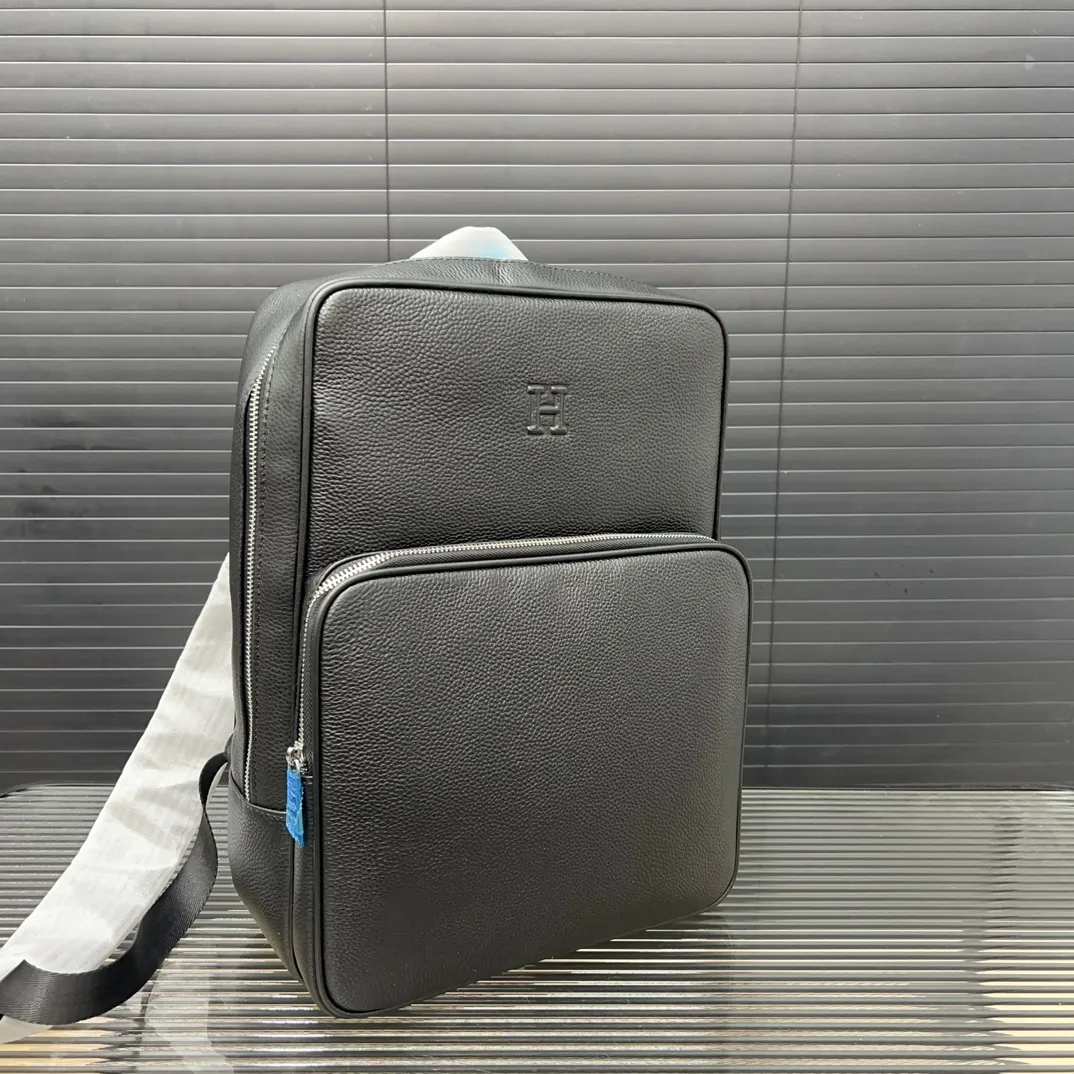 P190 Hermès 爱马仕 牛皮多功能双肩包 背包牛皮男包 电脑包 采用精湛镶嵌细工 经典百搭 实物拍摄 原厂原版面料 配送防尘袋 28 x 38cm。