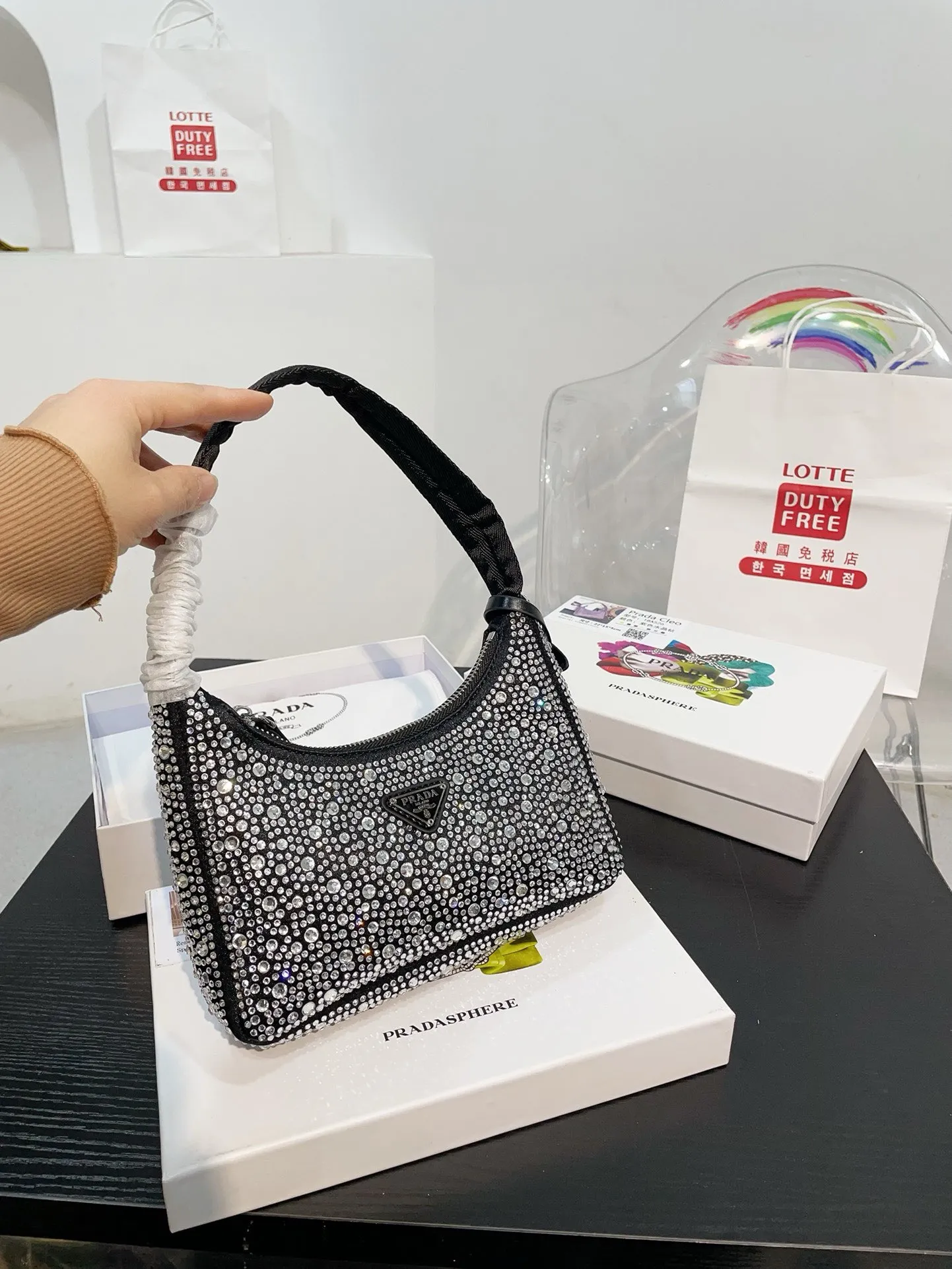 👑💰130配盒子 普拉达水钻石腋下包 ✧Prada͎ 闪钻包 红翻天的一款 专柜一只难求 我家原单复刻版 -今年真的太流行腋下包了 🤞🏿 超级喜欢它简单有质感的设计,很能装而且方便啊! 无敌时髦洋气~哈哈真香😜耐磨耐用 尺寸 20 12