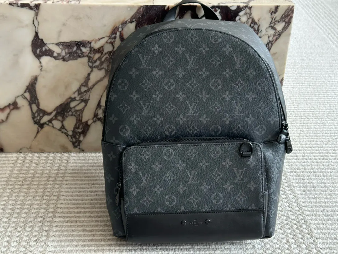 💰160 复刻版 size:36*28cm L家 双肩包💼 超高清五金logo标志、 专用里内里 直男必备款。 Lv最好看的黑色老花双肩包 大小也刚刚好哦!