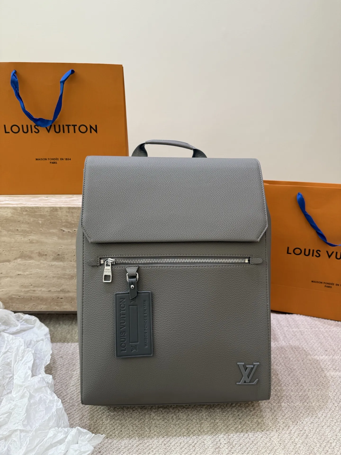 P160 高顔値双肩包/ LV Discovery 百搭通勤经典牛皮双肩包 LV最好看的双 肩包出差旅行必备 休闲商务都可驾驭 容量超大超能装 大热门款个人认为这是一款最合适男士的包包 超级酷 COOL 尺寸 30 40cm