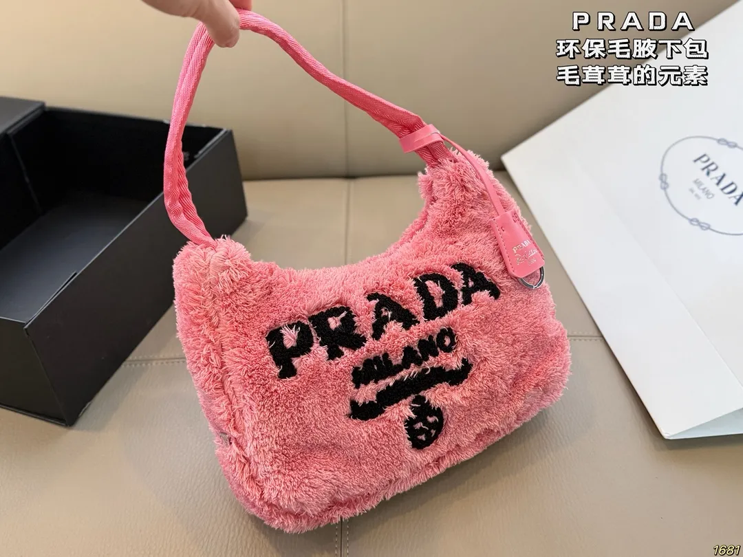 &yen;120 普拉达PRADA 环保毛腋下包 加上毛茸茸的元素瞬间软绵绵的 一下就温柔起来了。 秋冬很适合背毛绒包！ 不仅手感很棒 还能取暖~ 软乎乎毛茸茸 简直无法拒绝啊 尺寸24 15