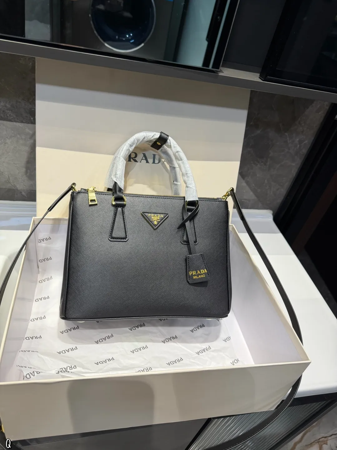 ❤️p205（礼盒包装）❤️ 普拉达杀手包仙气满满 小姐姐日常必入款魅力无限 释放你的时尚态度外形独特，有很多可爱的颜色可选，简直是不可错过的时尚单品不同于帆布包的柔软，背在身上主打一个肆意洒脱的感觉，超有质感，时尚达人超尺寸：28.20cm