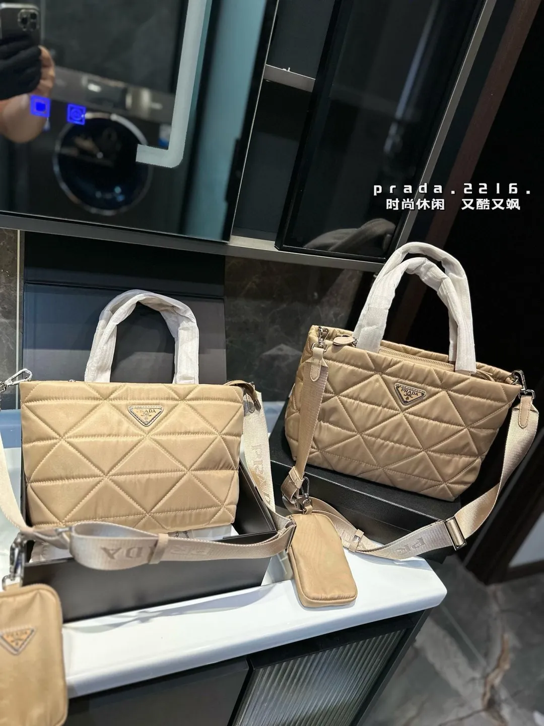 ❤️p130/p125❤️ 普拉达尼龙菱格托特包有种酷酷感觉容量还很可 Prada一眼便爱上日常通勤强烈推荐 集美们冲它 尺寸:大号32 22 小号24 21