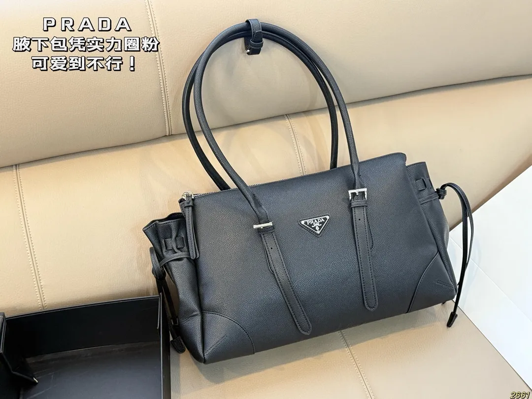 &yen;180 普拉达PRADA 腋下包 可爱到不行！凭实力圈粉 简约又不失高级 背上就是时髦精女孩～ 尺寸38 21