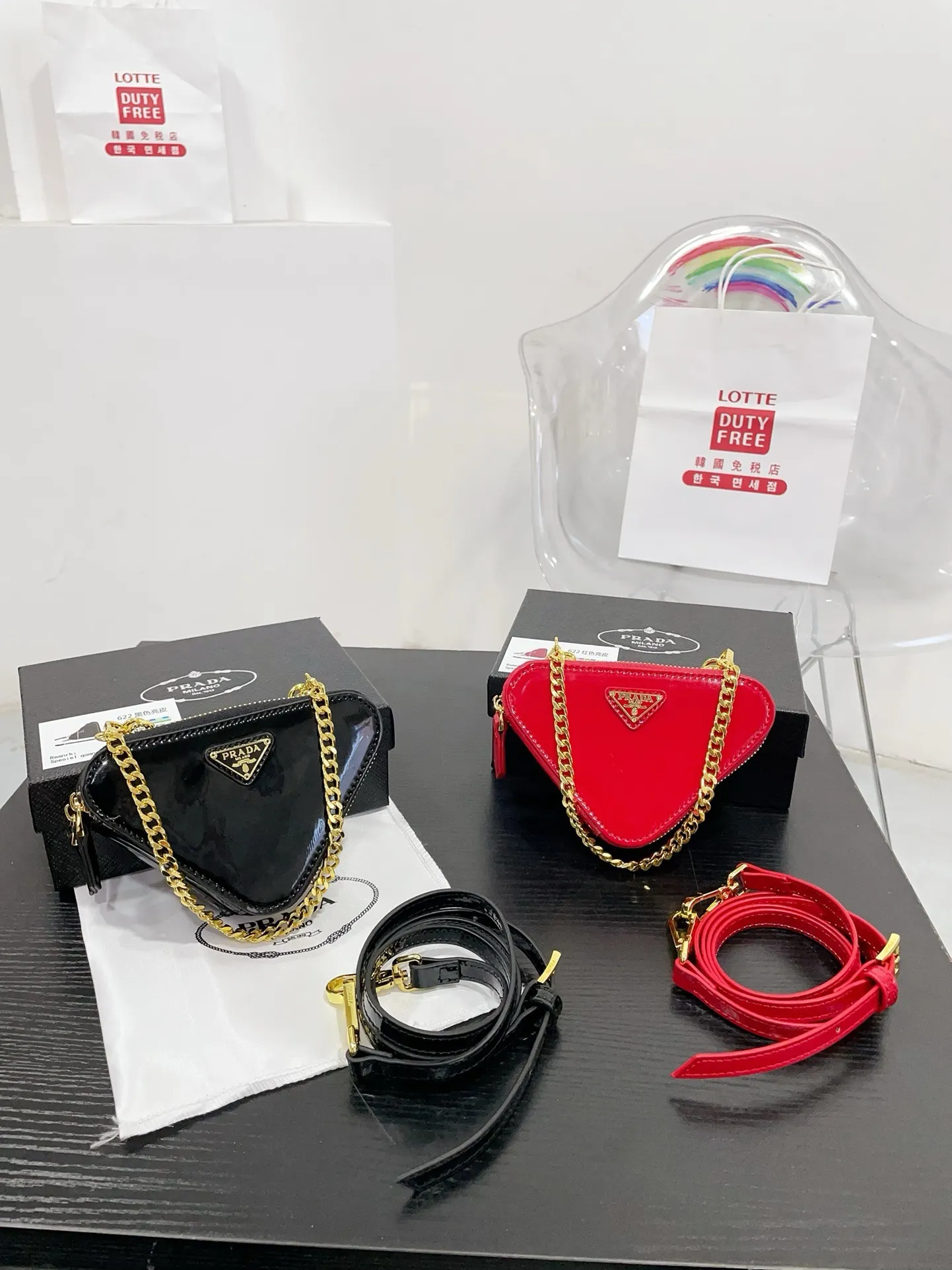 📷💰115配盒子 Prada 三角包❤️ 普拉达家新款 迷你小三角包/精致零钱包时尚凹凸造型单品 拿来当配饰也是极好的时髦小配件可爱的不要不要的 尺寸 16.10cm