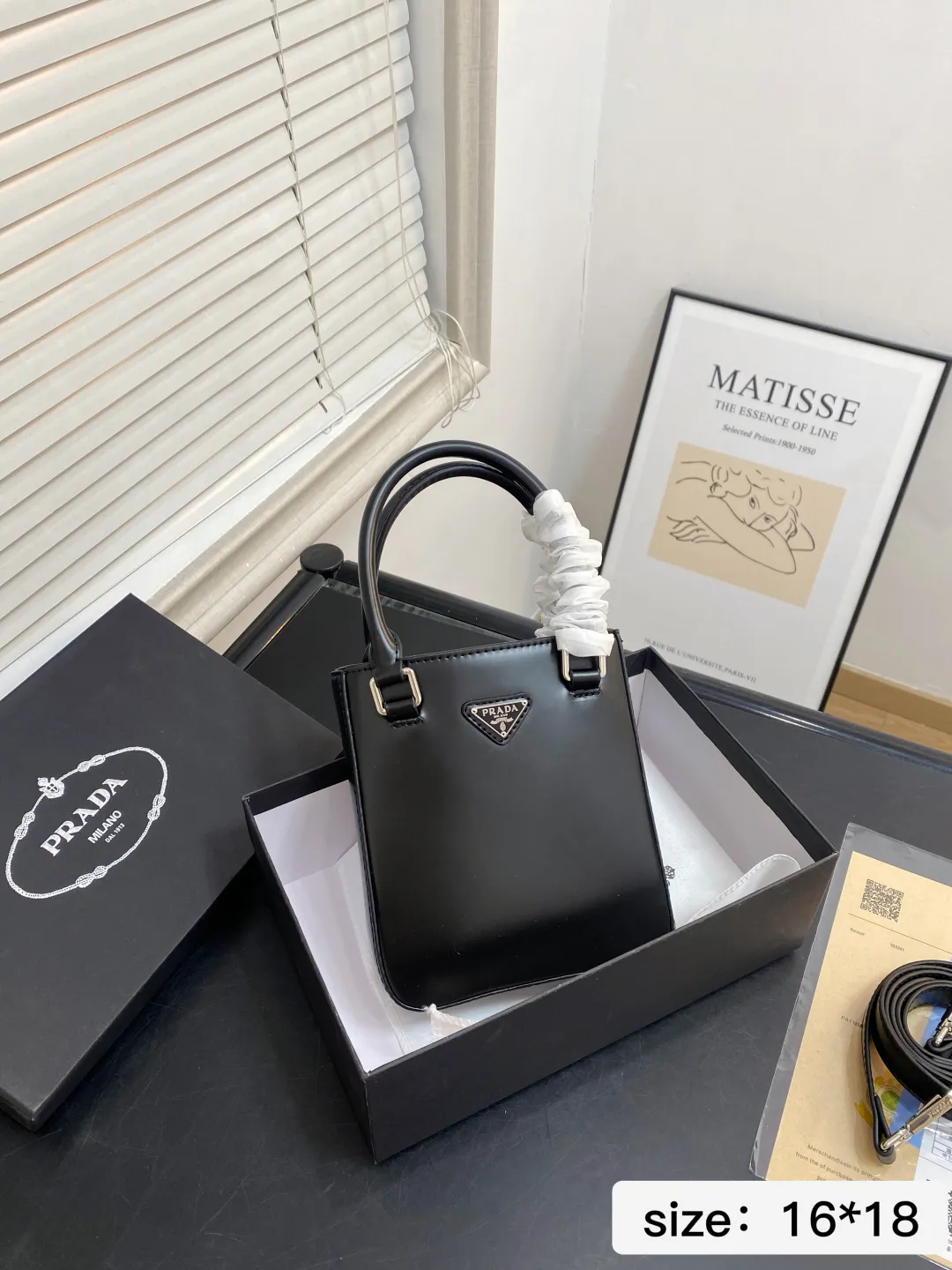 🅿️💰105 配礼盒 尺寸16*18 普拉达 Prada 手提 男女百搭神器 正式休闲皆可 日常通勤无压力 7688