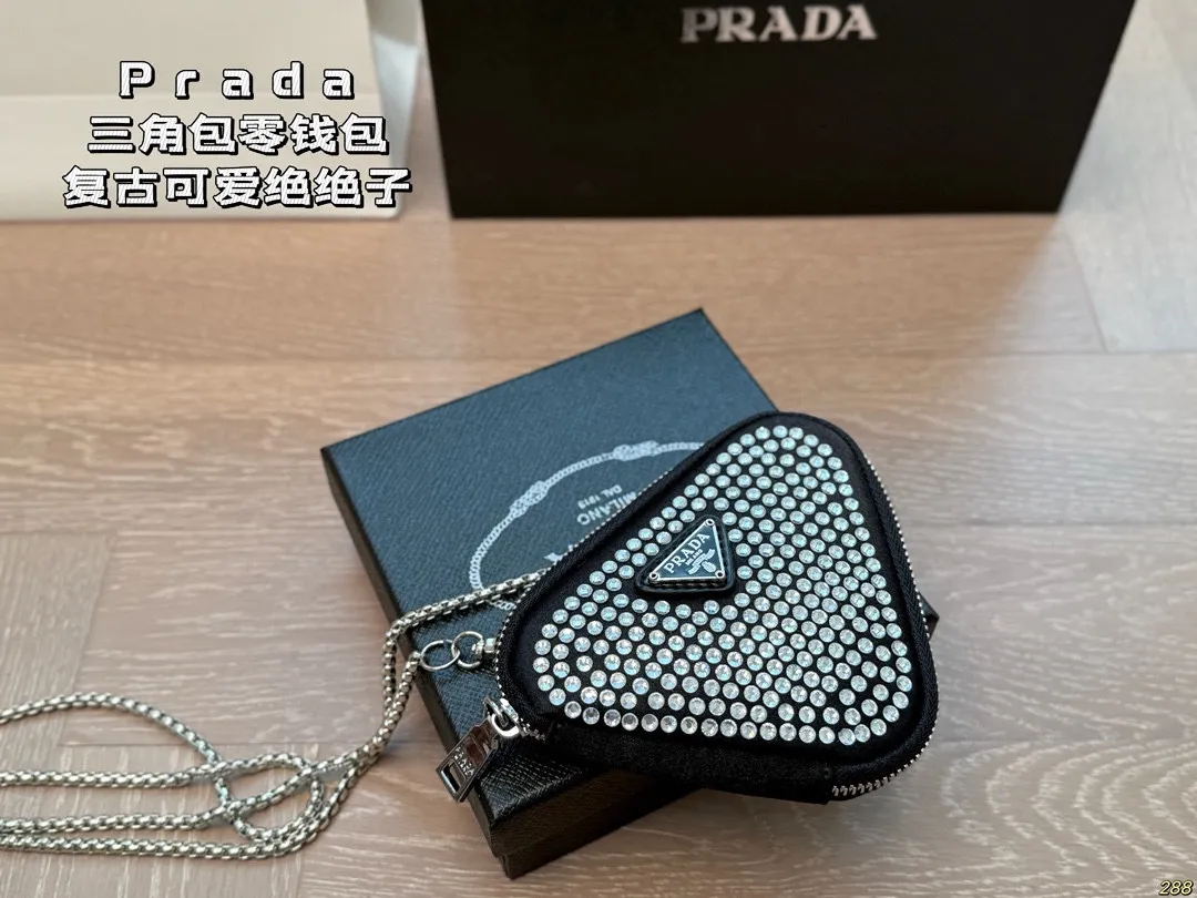 &yen;100配盒 Prada 普拉达三角包 零钱包 超好搭 最近真的好火，脑子里是瞬间相出了N种搭配方式，非常的百搭，上身也非常的好！尺寸14 11