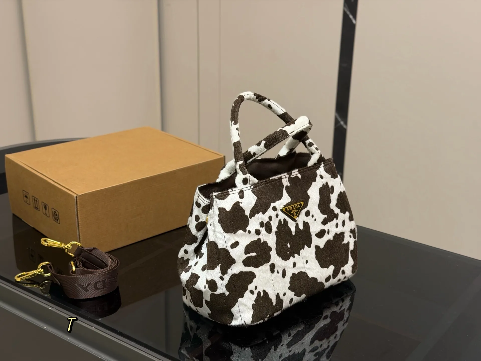 &yen;140 size：29.20cm 又是心动Prada托特的一天. 松弛慵懒的tote包真的爱惨了 普拉达tote（保龄球） 上身满满的高级感！ 日常通勤必备哦！