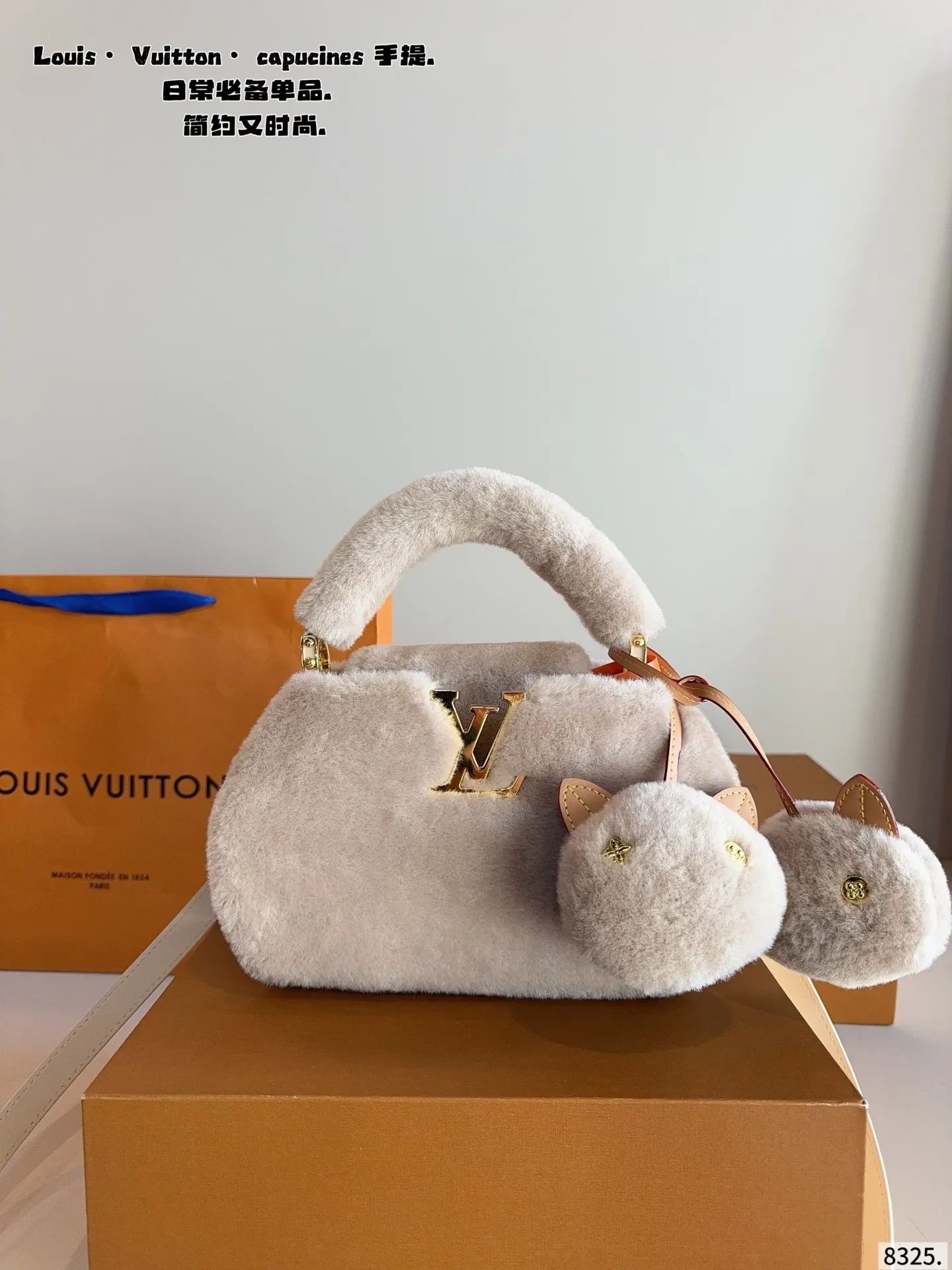 p180配礼盒🎁. LV Capucines bb 手提包 今年最多明星街拍的LV包包你能想到哪些款式呢?恐怕大多女性都会把目光锁定到柔软的荔枝纹Taurillon系列吧,因为全都是高端之选,无论是休闲商务都是最有品味的,Capucines bb 设计很有亮点,几乎是人见人爱的,在明星街拍中也最常见到,范冰冰、高圆圆等明星都是它的忠粉呢,尺寸小巧的迷你包,比起大号要显得甜美许多,尺寸:20*7*13cm