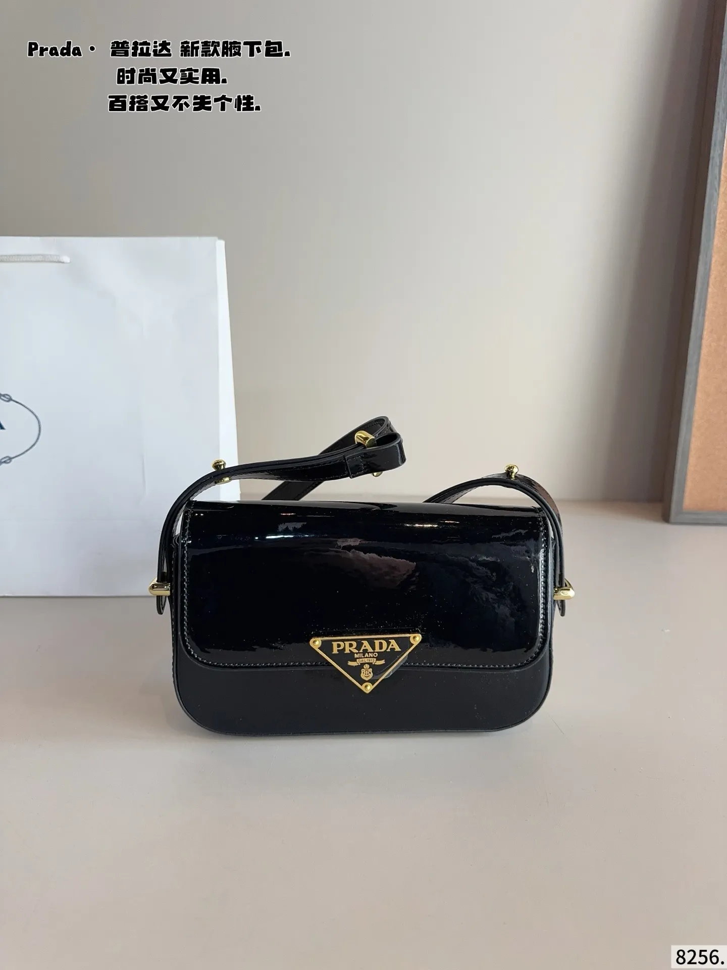 p145配礼盒🎁. 普拉达今年真的太流行中古腋下包了 一款sportsexy风格包包 超级喜欢它简单有质感的设计,上身性感而帅气,很能装而且方便啊! 无敌时髦洋气~尺寸:21*4*12cm