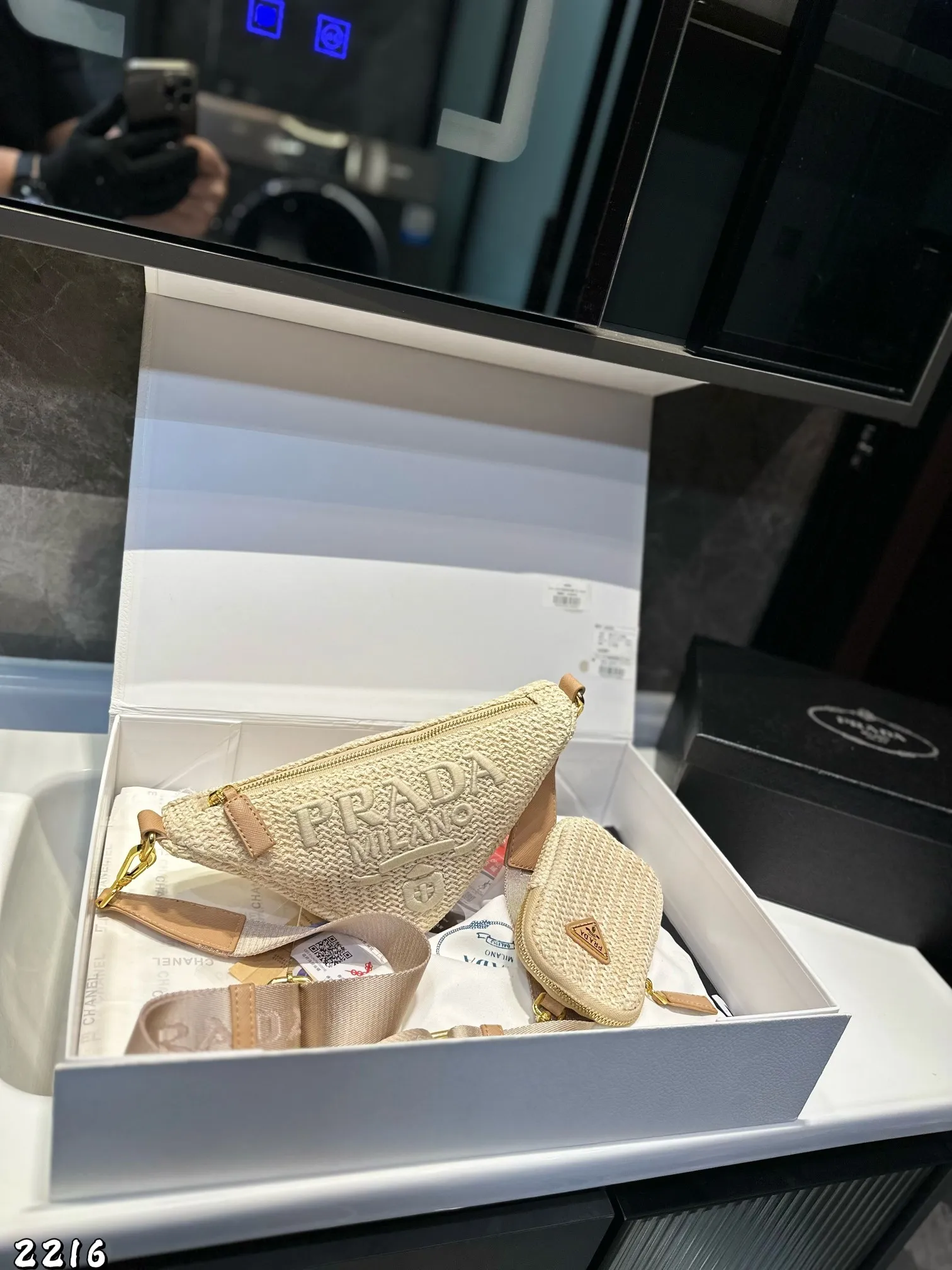❤️p130❤️ ✅新品推荐🔜升级版🔥Prada普拉达专柜同款编织三角包～草编包👍配小包‼️高端货！可肩背～各大明星追捧的爆款～棕榈叶和牛皮编织而成‼️采用最好的五金配件！经典logo！（size：28*14*10 小包9*13）