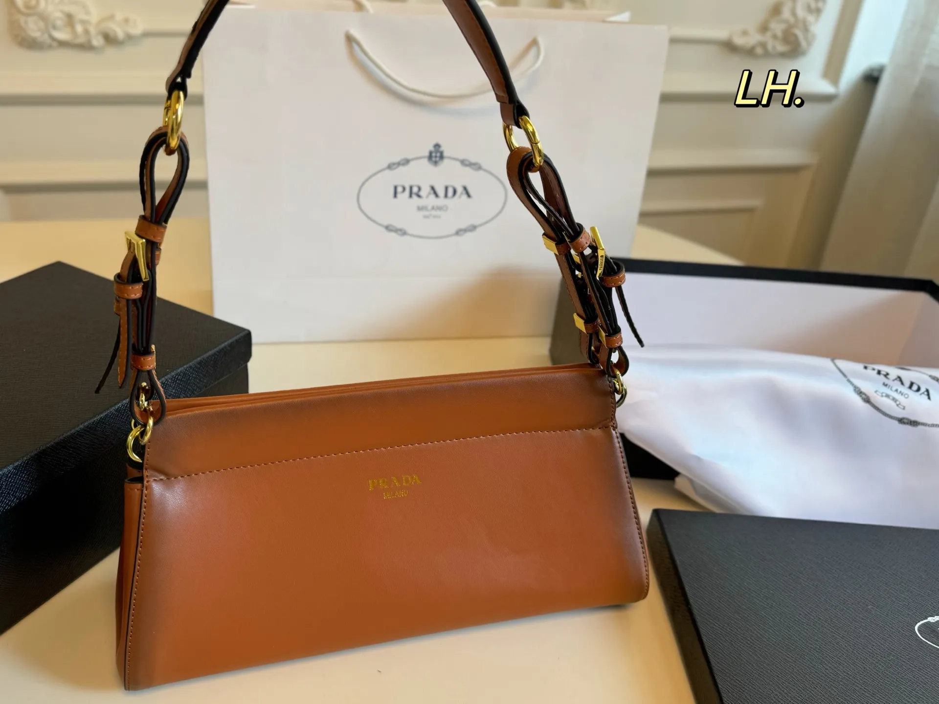 P135(配盒) size:32×16 PRADA普拉达新款FW25手袋👜 超美的一款包包,包型利落大气! 做旧皮料设计,满满的复古感 肩带可调节,多种背法~ 上身效果又酷又飒,高级又百搭‼️