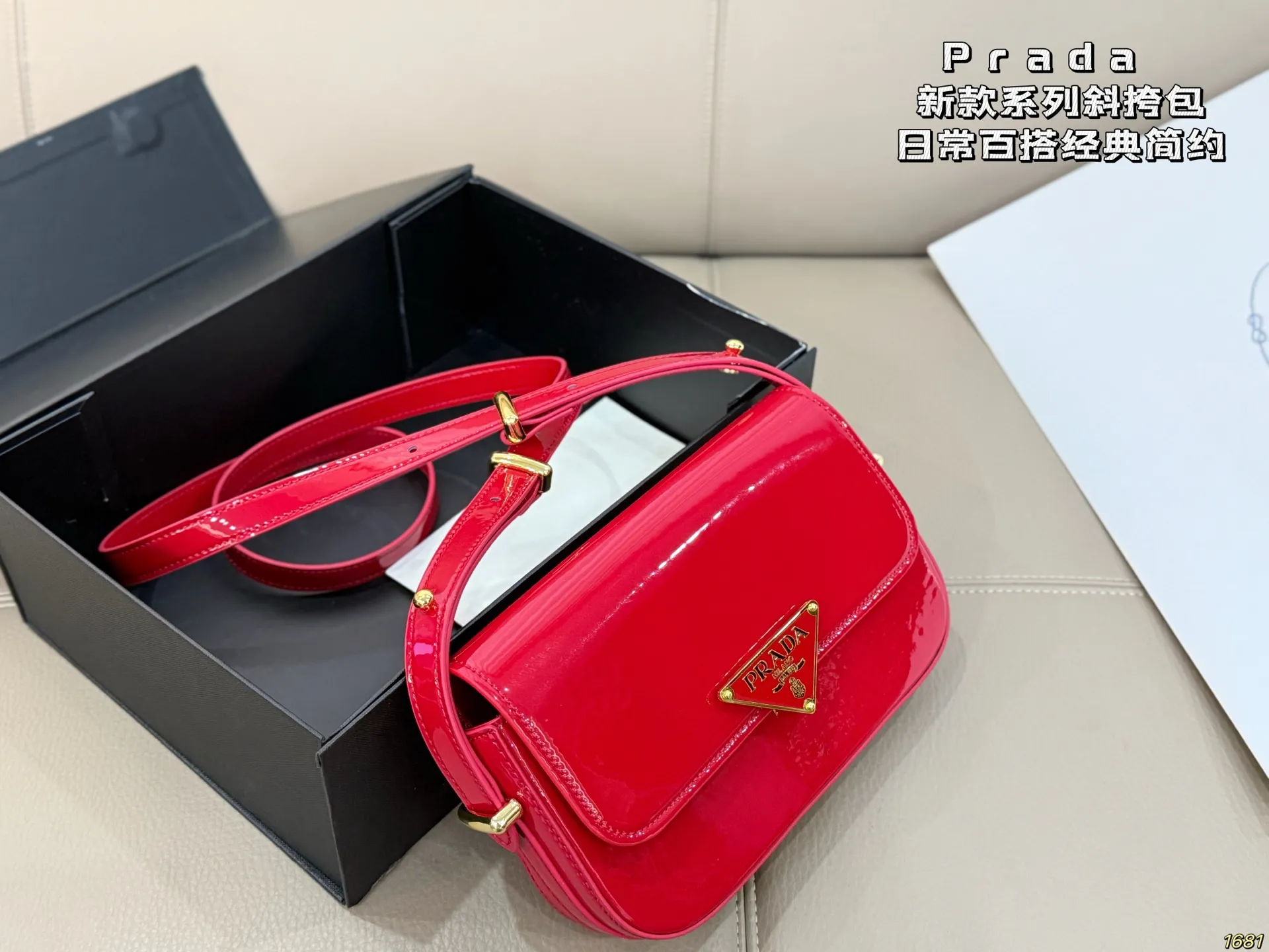 ¥140 普拉达Prada 这只真的可爱死了 大大的三角logo非常经典 性价比好的一塌糊涂 尺寸21 13