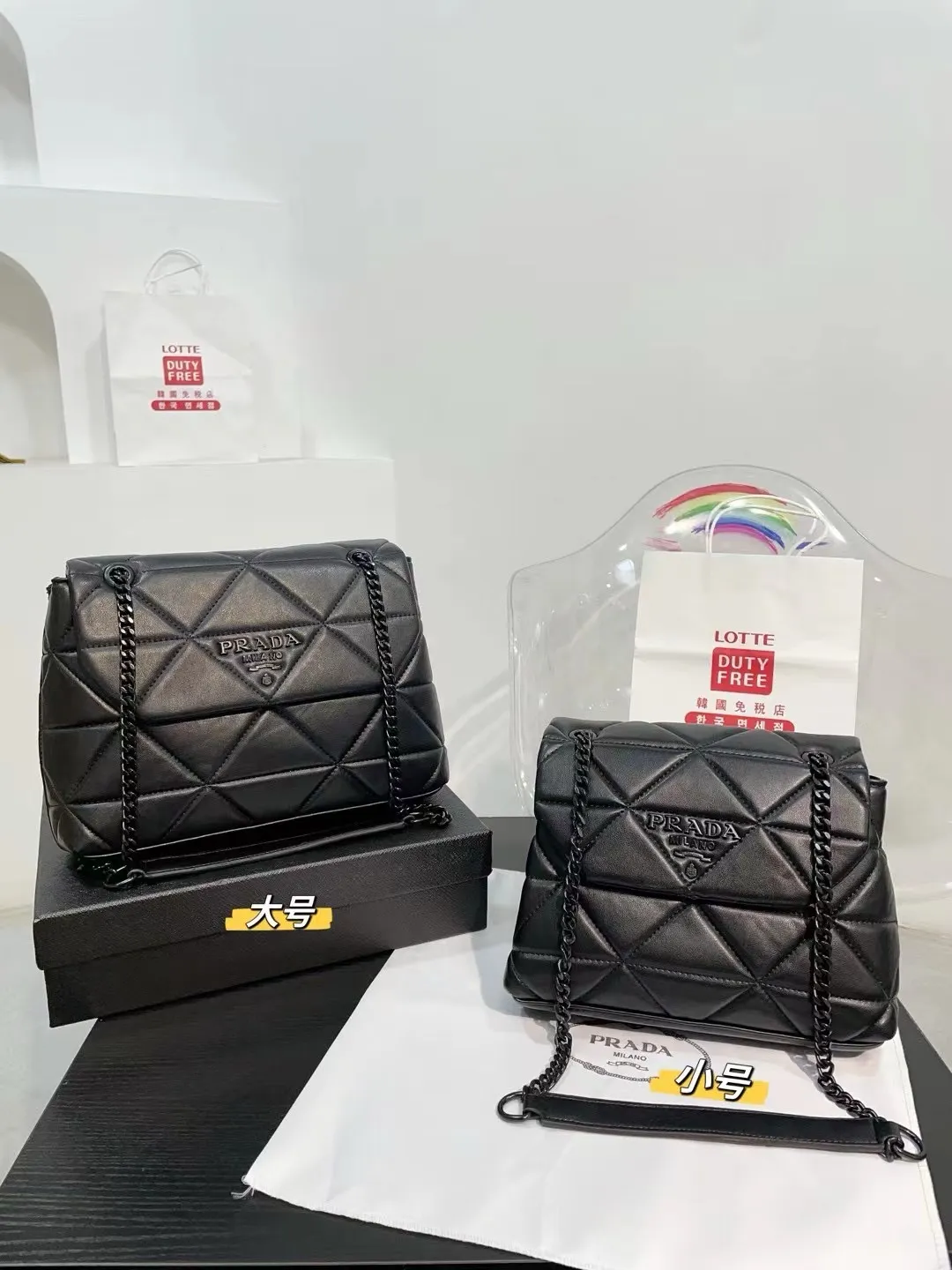 👑💰125💰130💰配盒🎁 尺寸：28.8.20cm/24.6.49cm 普拉达小羊皮斜挎包 单肩包 网红推荐爆款 整个包型，是以当代流行的复古风！单单Logo按扣的设计就可以单手优雅的翻盖