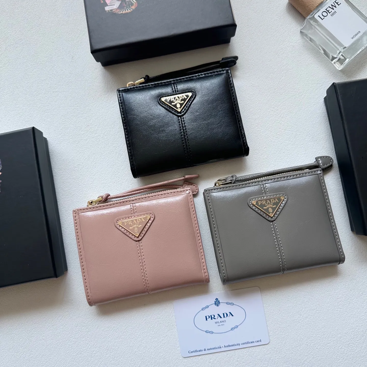p95🎀🎀颜色 黑 灰 粉🎀尺寸 11x10🎀普拉达👏时尚钱包,优质油蜡牛皮👍🏻高档五金配件,内阁丰富,超级实用❗️现货高品质!