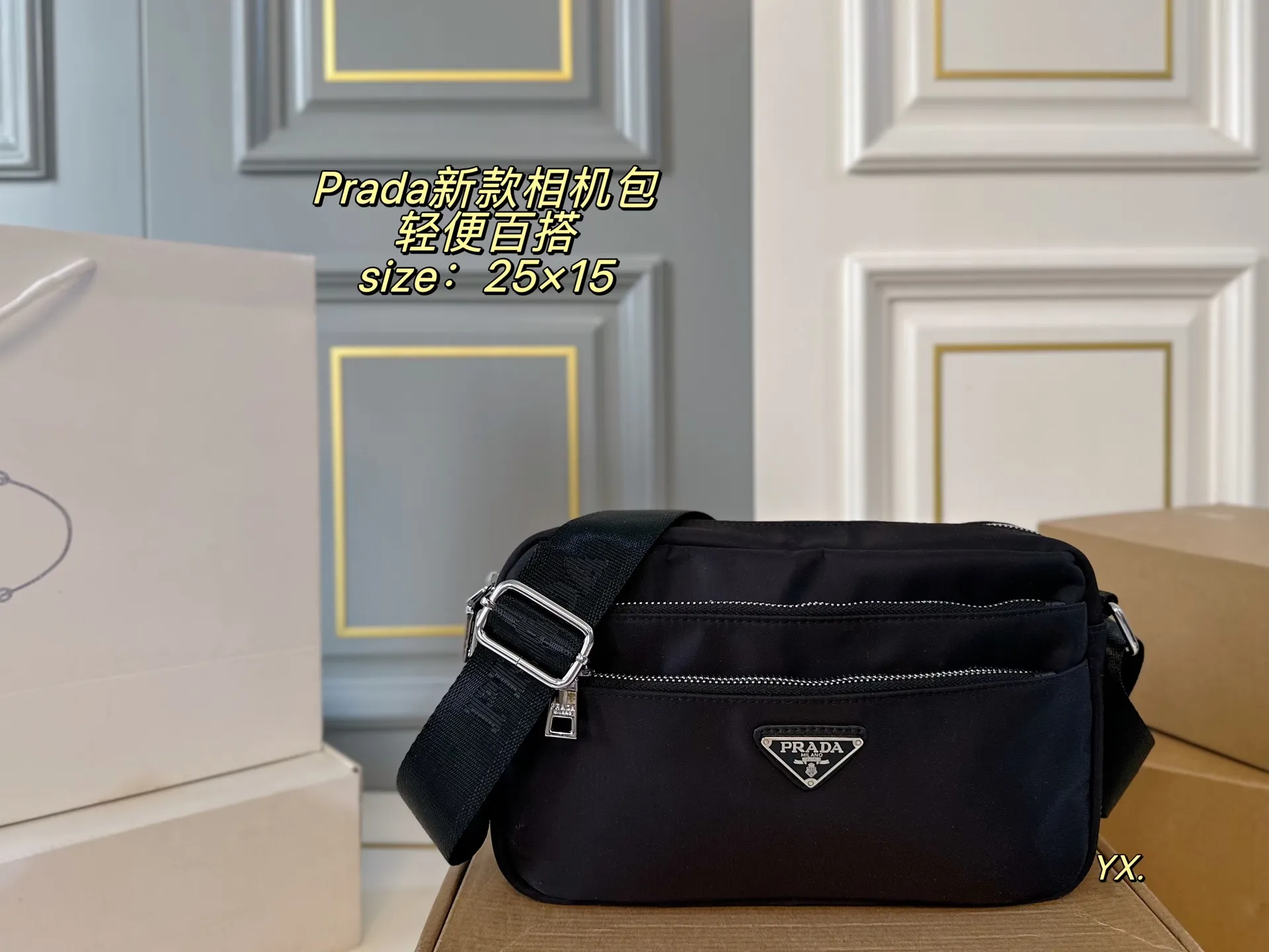 P95（配盒） size：25&times;15 PRADA普拉达新款相机包💕 采用进口尼龙 耐磨耐造 双层设计，方便归纳 容量超可，满足日常💗💗 可盐可甜，上身帅气而性感