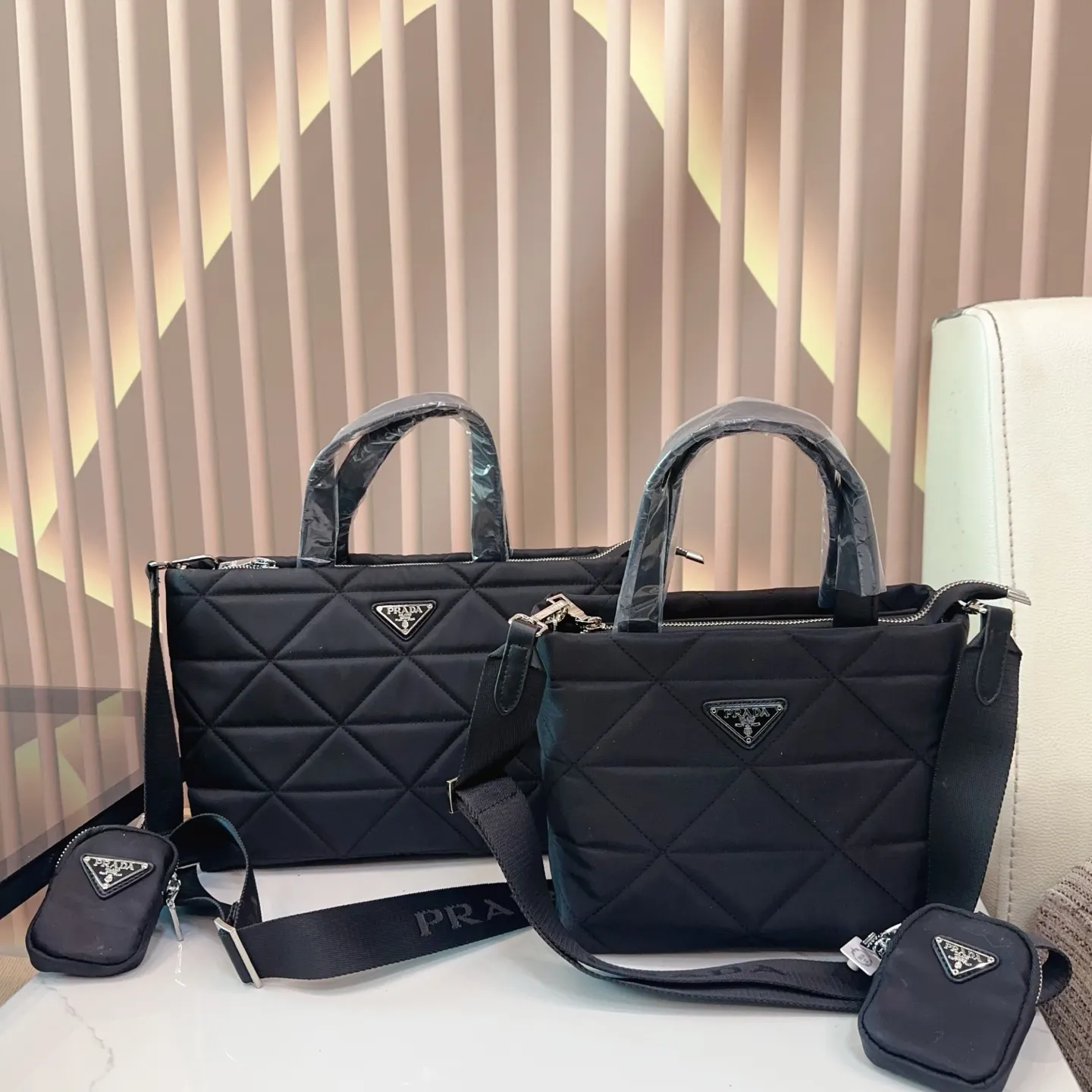 p120/p115 普拉达 PRADA 帆布菜篮子 质感爆棚的美 上身真的太太太有质感啦 日常逛街不要太吸晴 尺寸:32*13*20/23*12*19cm. bb