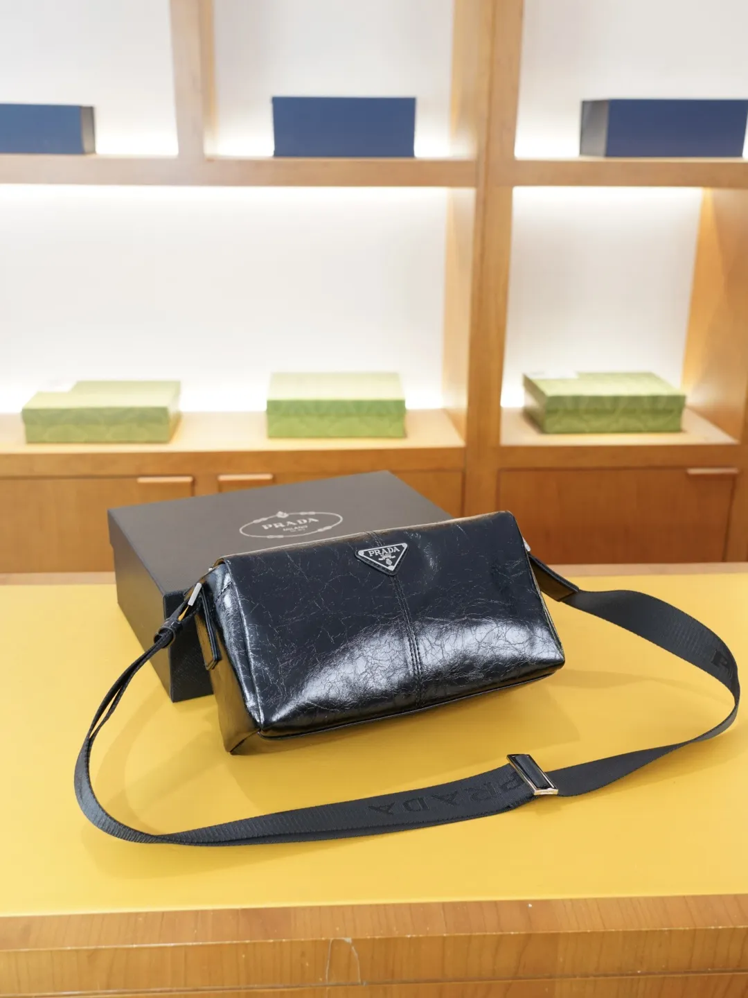 P110 🇮🇹 PRADA 普拉达 官网同步 高版本 斜挎单肩背包 永恒不过时的标志性产品 纯原单牛皮 顶级五金制作 非市面普通版本 今年最爱的款式 全部实拍 实用性非常高 完全不用担心穿搭 配全套包装礼品盒 【规格:25x14x10】