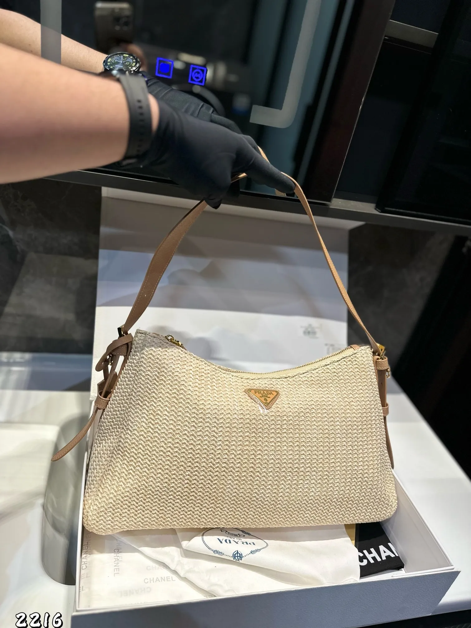 ❤️p160❤️ ✅新品推荐🔜高端货🔥Prada普拉达新款编织腋下包👍高端货!大容量!各大明星追捧的爆款~棕榈叶和牛皮编织而成‼️采用最好的五金配件!(size:40*23*11)