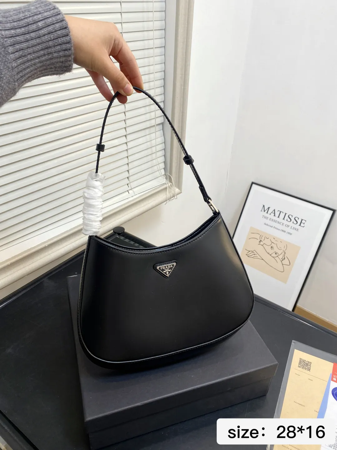 🅿️💰105 配礼盒 尺寸28*16 Prada洋气单品 普拉达腋下包 这个系列将是Prada接下来一整季的主打款式。Prada 手袋的曲线型设计分外醒目，当手包很优雅，时尚百搭！打麻将逛街也很轻便哦！ 7688