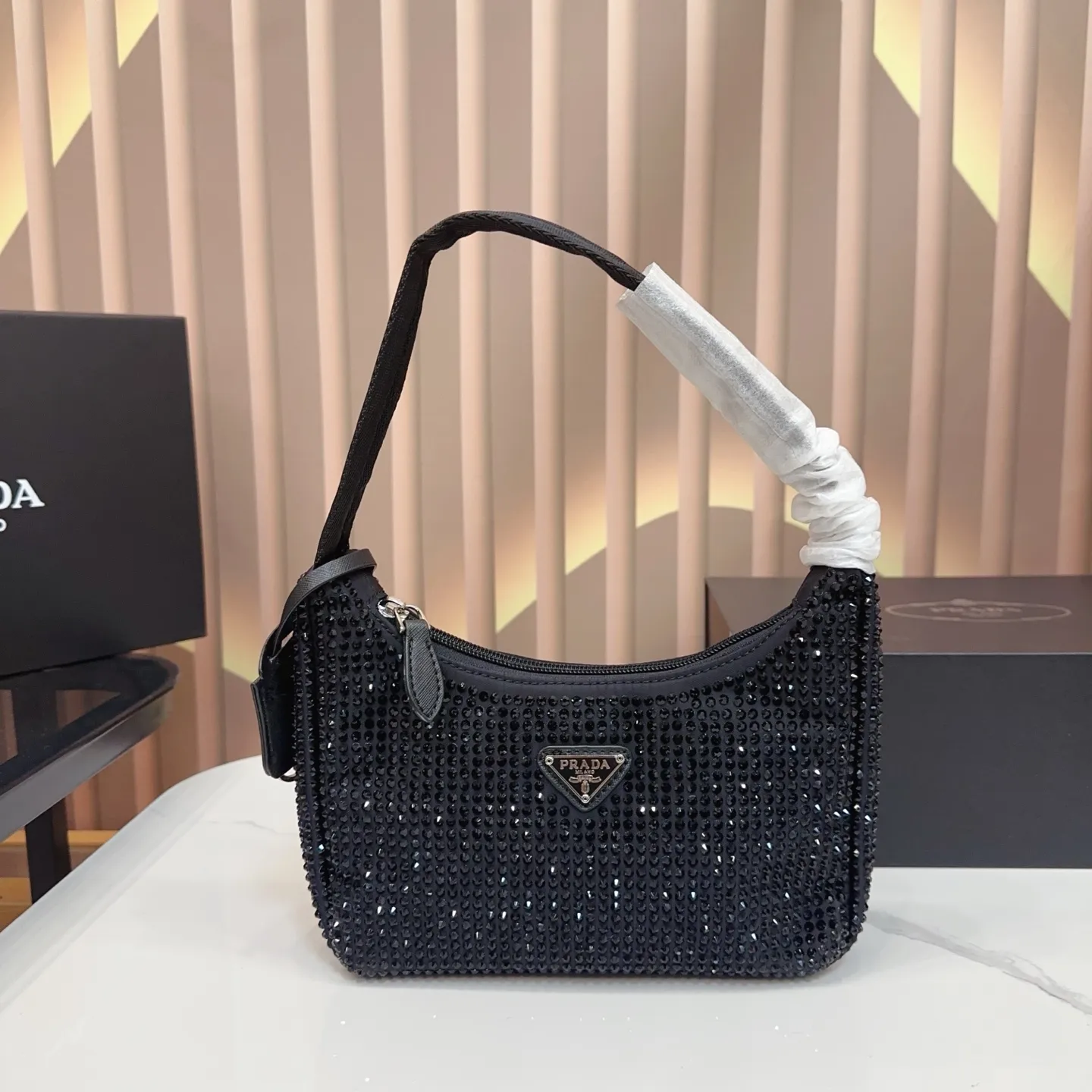 P120 礼盒🎁 size:21×12 PRADA 普拉达水钻Re-Edition hobo腋下包💕 包包焕以轻盈的绸缎面料制作, 通体镶嵌璀璨的水钻为亮点, 搭配珐琅三角包扣,容量🉑️~ 任何场合都能成为引人注目的焦点✨yx