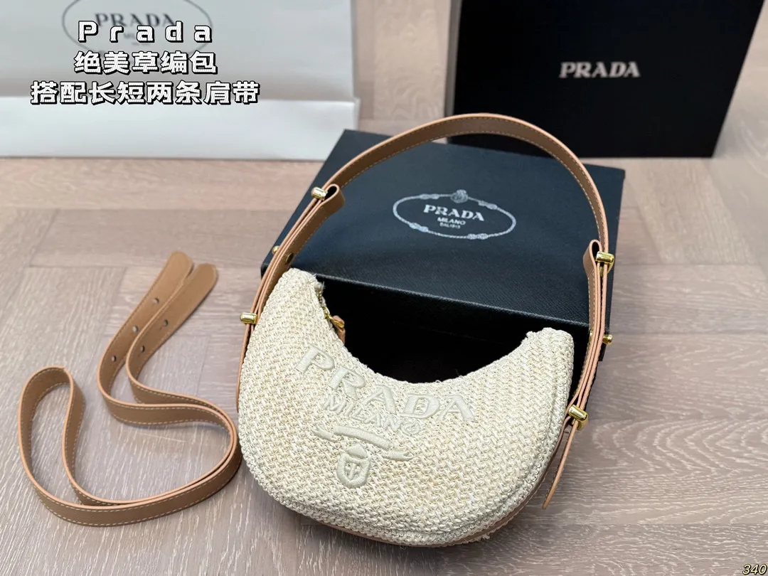 &yen;130 搭配长短两条肩带 普拉达Prada绝美草编包 是背Prada阳光草编包的夏天啦 马上夏至了，来推荐这只Prada阳光草编包 编织和皮革，清爽也文艺，让你也可甜可美。设计也非常实用，夏天怎么能少了草编包呢 尺寸 21 10