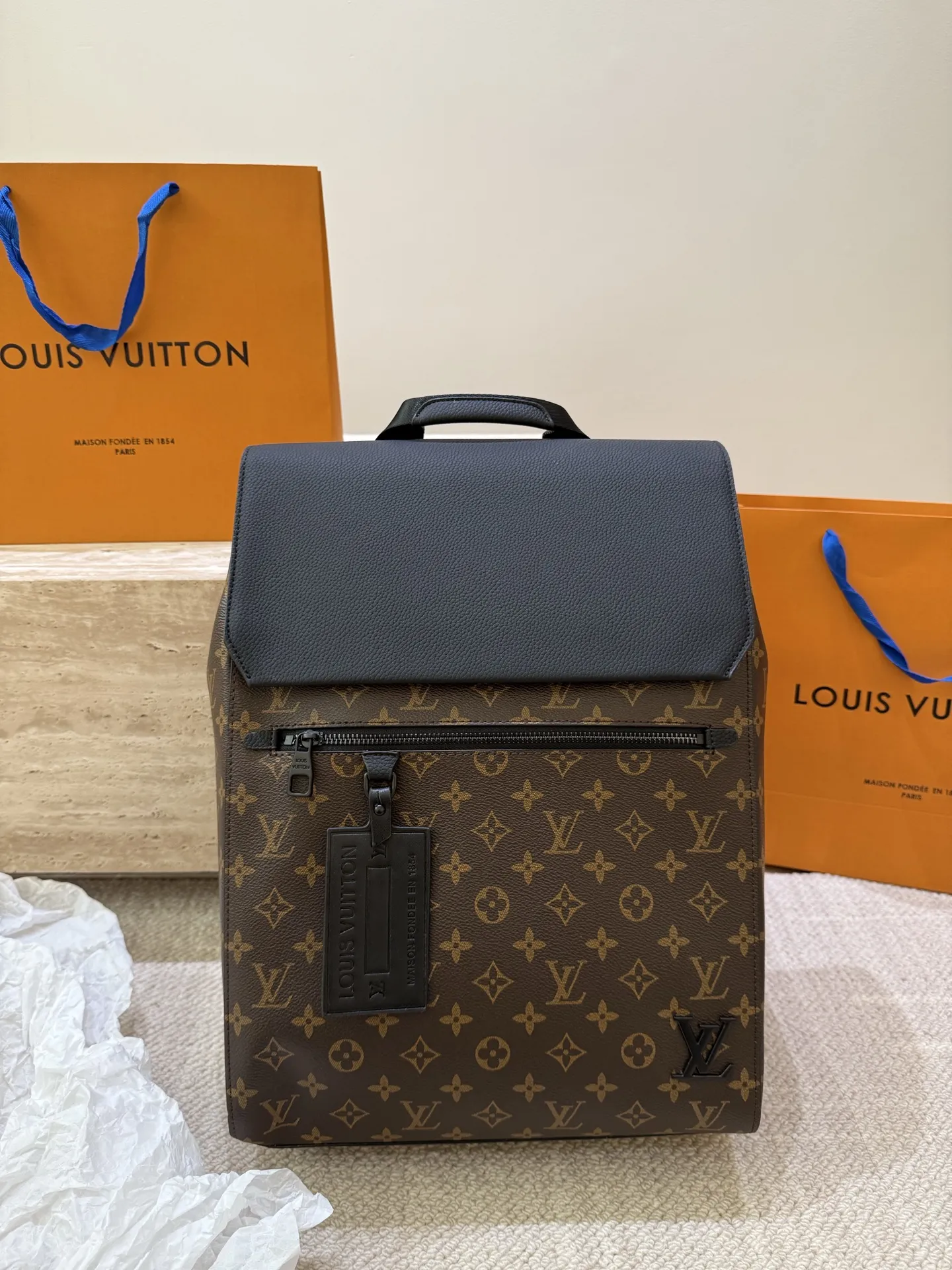 P170 高顔値双肩包/ LV Discovery 百搭通勤经典牛皮双肩包 LV最好看的双 肩包出差旅行必备 休闲商务都可驾驭 容量超大超能装 大热门款个人认为这是一款最合适男士的包包 超级酷 COOL 尺寸 30 40cm