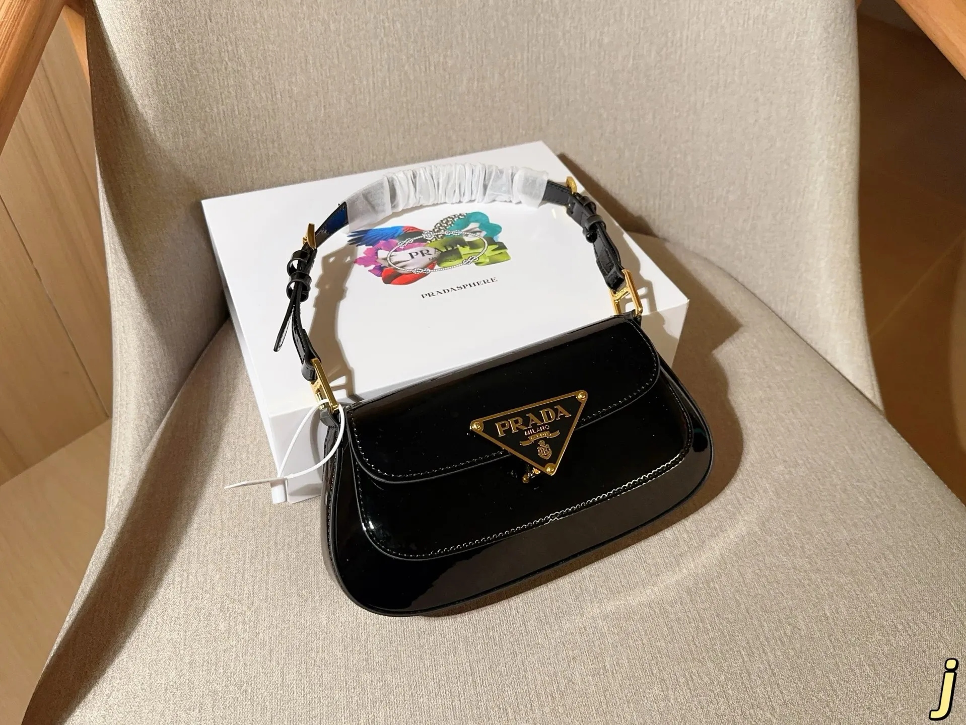 💰170 普拉达prada 新款fw亮皮漆皮hobo腋下包 翻盖法棍包 尺寸24×14×4 礼盒包装🎁