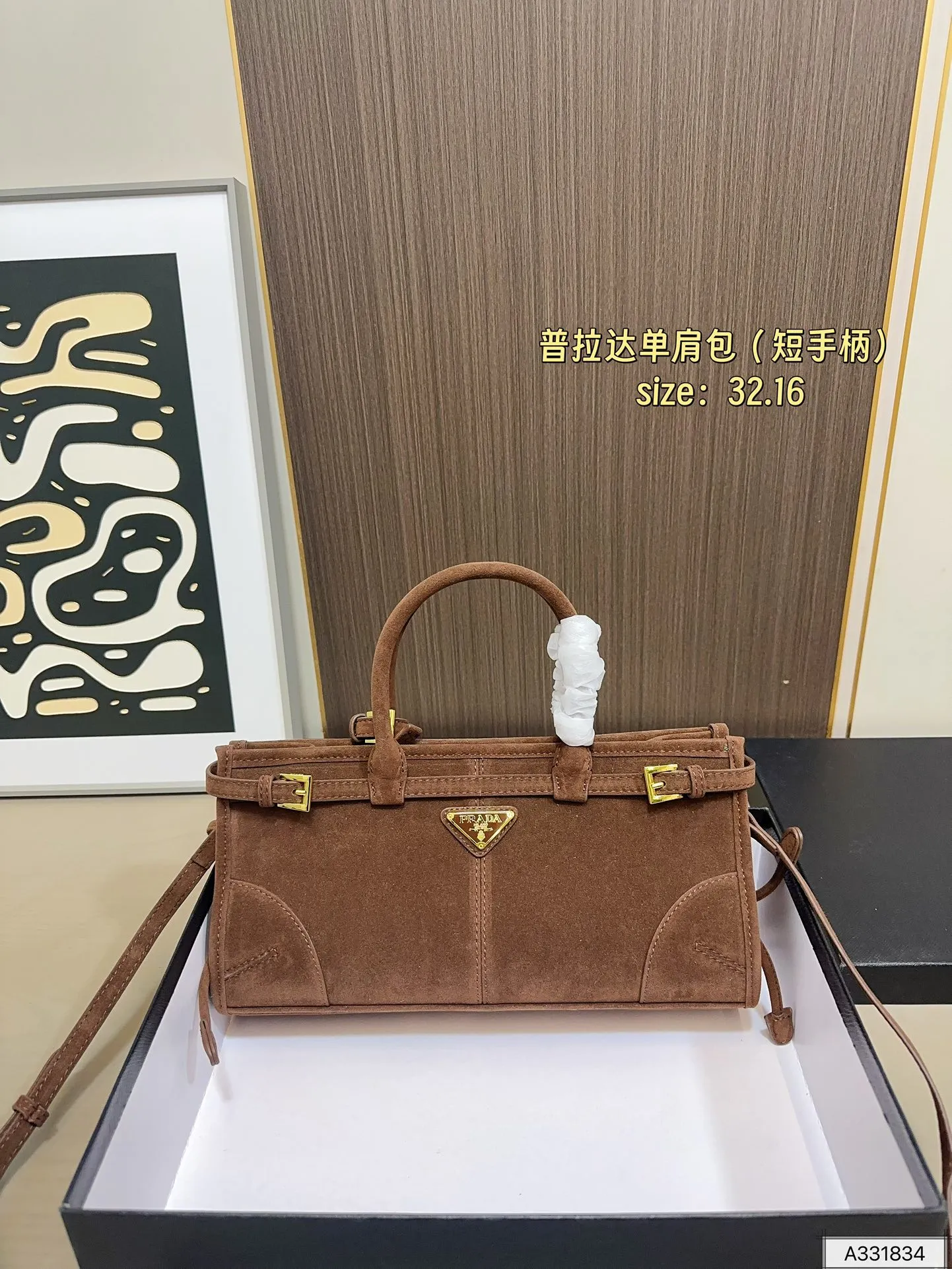 短手柄💰150 配礼盒🎁. 普拉达PRADA Soft lux单肩包. 质感很高级 容量超级大也很耐用 日常出街背它回头率百分百 就是这种随性慵懒感尺寸:32.16