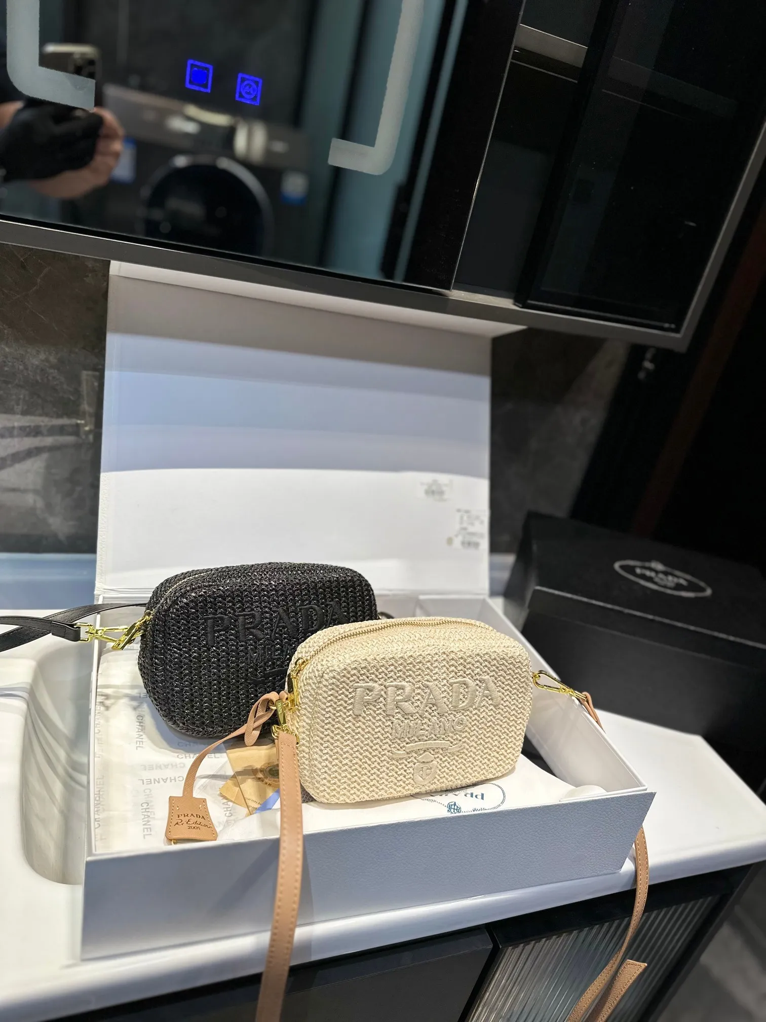 ❤️p130(礼盒包装)❤️ ✅新品推荐🔜Prada普拉达专柜同款编织相机包~草编包👍高端货!可手提可肩背~各大明星追捧的爆款~棕榈叶和编织而成‼️采用最好的五金配件!经典logo!(size:21*13*6)