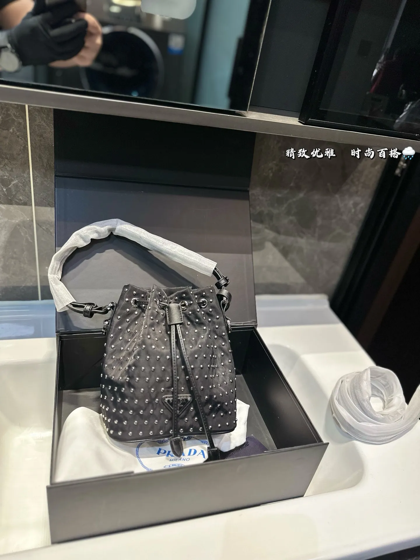 ❤️125(礼盒包装)❤️ 普拉达Prada铆钉水桶包 男女通用款哦原版面料五金 众多明星追捧的单品 原单品质 超高回头率 尺寸 19 22