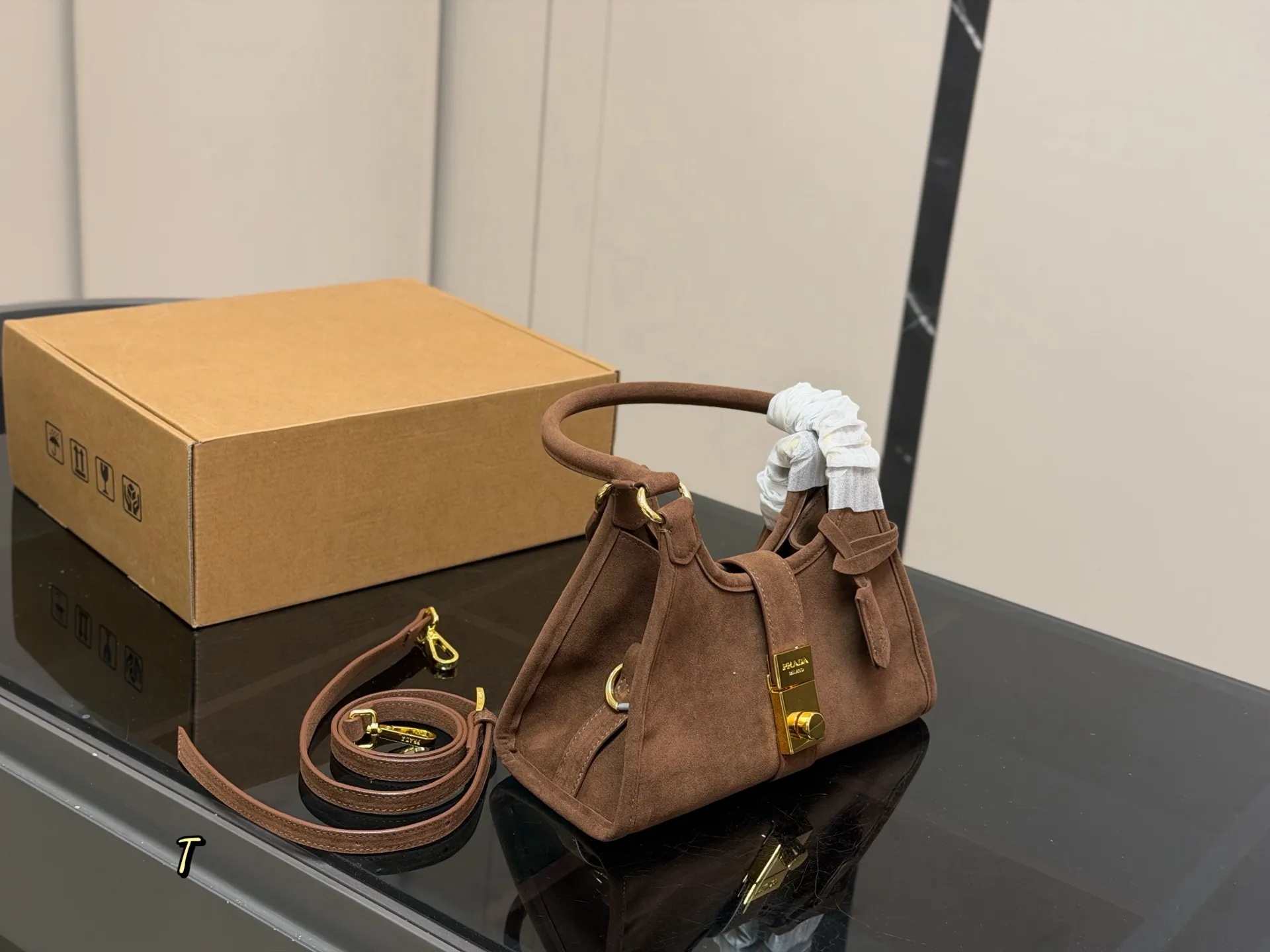 ¥170 size:26.18cm 普拉达 hobo中古腋下包 多了一份随意和简单, 完全的时尚百搭!