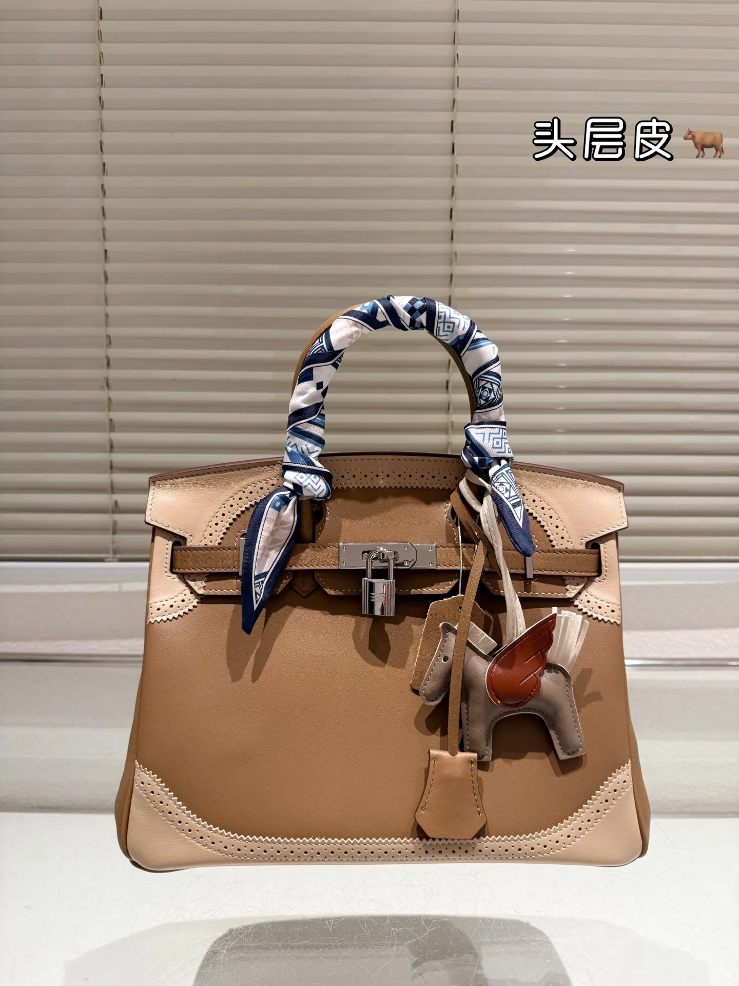 顶级原单 纯牛皮 P360 Hermes 爱马仕|Birkin 30 铂金包 独家经典火爆出货 纯皮 里外纯皮!集万千宠爱与一身 爱马仕·birkin铂金包 专柜万年不下架 原厂激光五金 各路时尚主播/网红/明星不离手 气质女神爱不释手必备法宝 各种百搭 处处体现时尚品味 畅销多年 新版本新工艺 选材结实有型且皮质超软 里外全皮 油边/走线/五金媲美专柜 注目精湛工艺 感受工匠神韵 品质如图 市场最高版本 随意出入专柜无压力 女神包抓紧购 阳光下颜色偏浅 室内光线暗会深一些 这是常识哦 尺寸:30cm