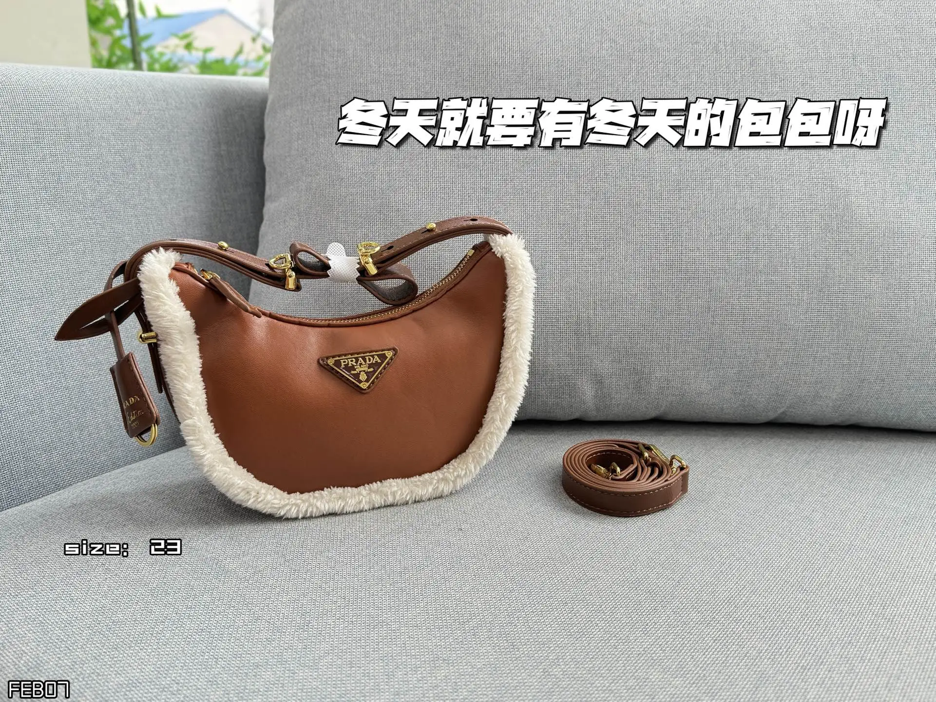 💰135 size:23×15 PRADA普拉达 羊羔毛 腋下包 单肩手提包 月牙包 半月包 冬天就要有冬天的包包呀❄️ 新品毛茸茸包,冬天的可可爱爱🟠 腋下包已成为主流时尚趋势啦! 超级百搭好看时髦潮人一定要买它! 不仅实用轻便又好看😍😍